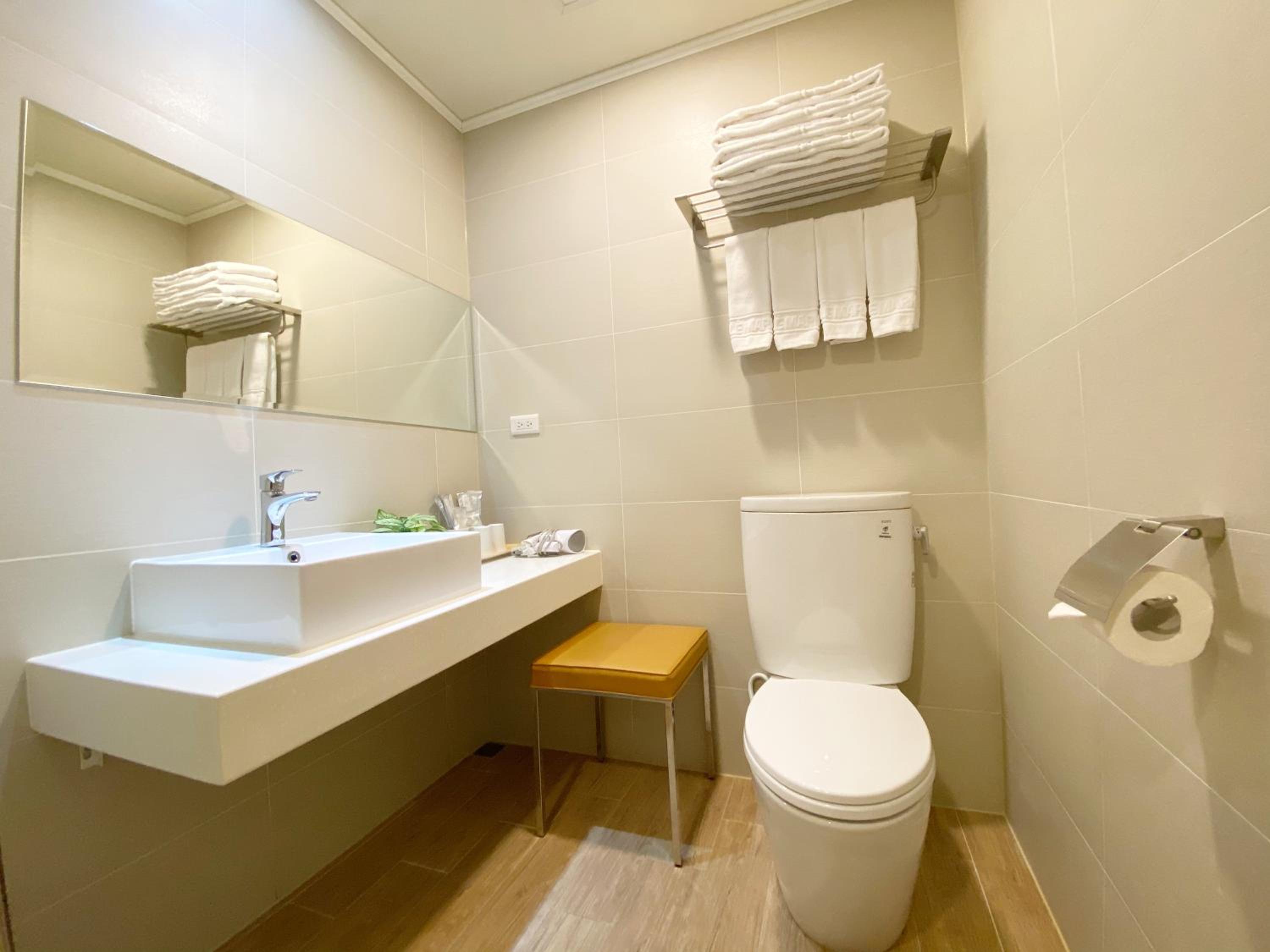 Deluxe Double Room with Balcony - Photo 9