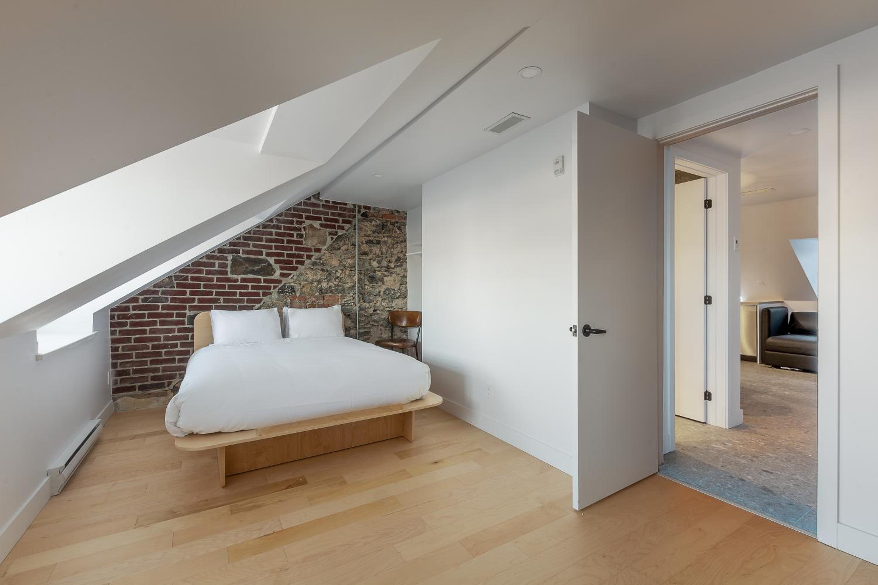 One-Bedroom Penthouse P401 thumbnail 5