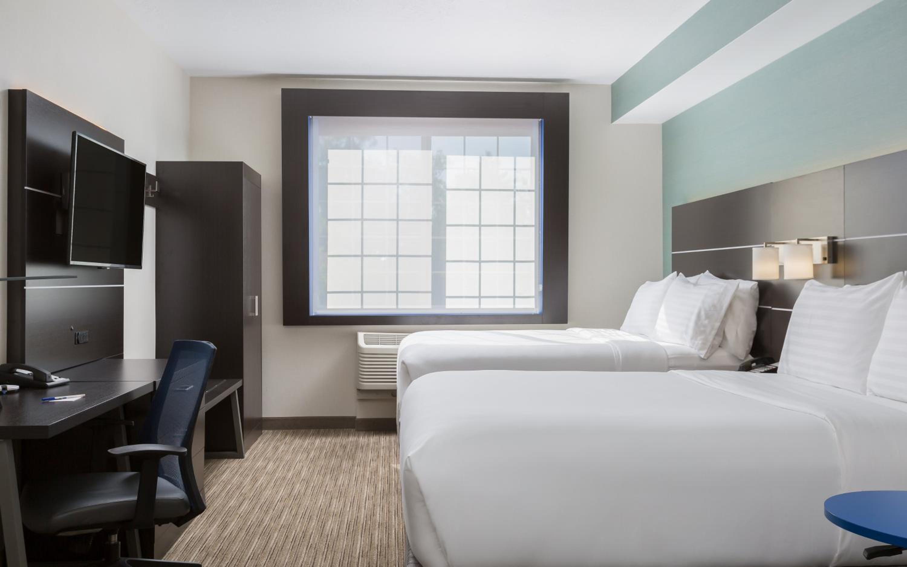 Standard Queen Room with Two Queen Beds - Photo 3