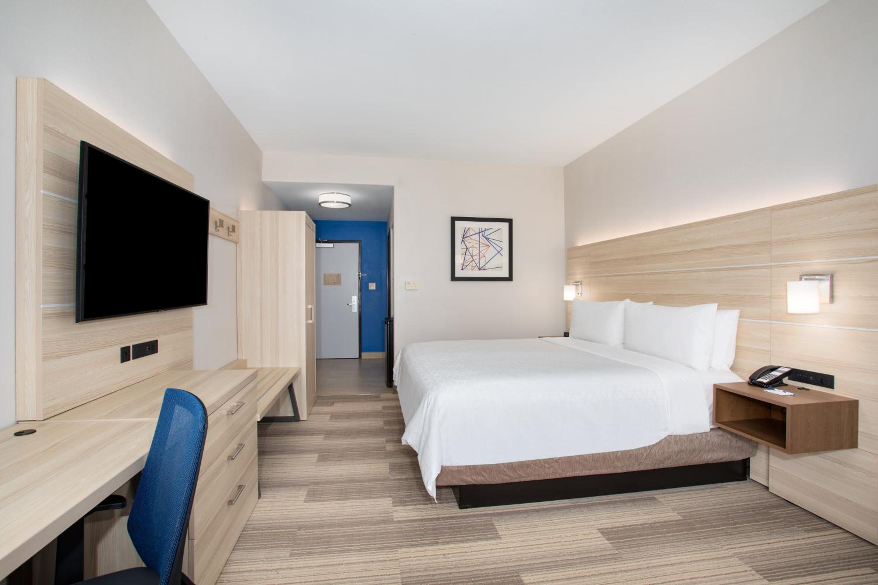 Standard King Room - Photo 5