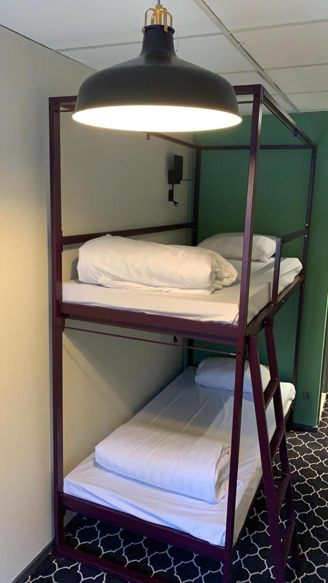 Bed in 10-Bed Mixed Dorm Ensuite photo 1