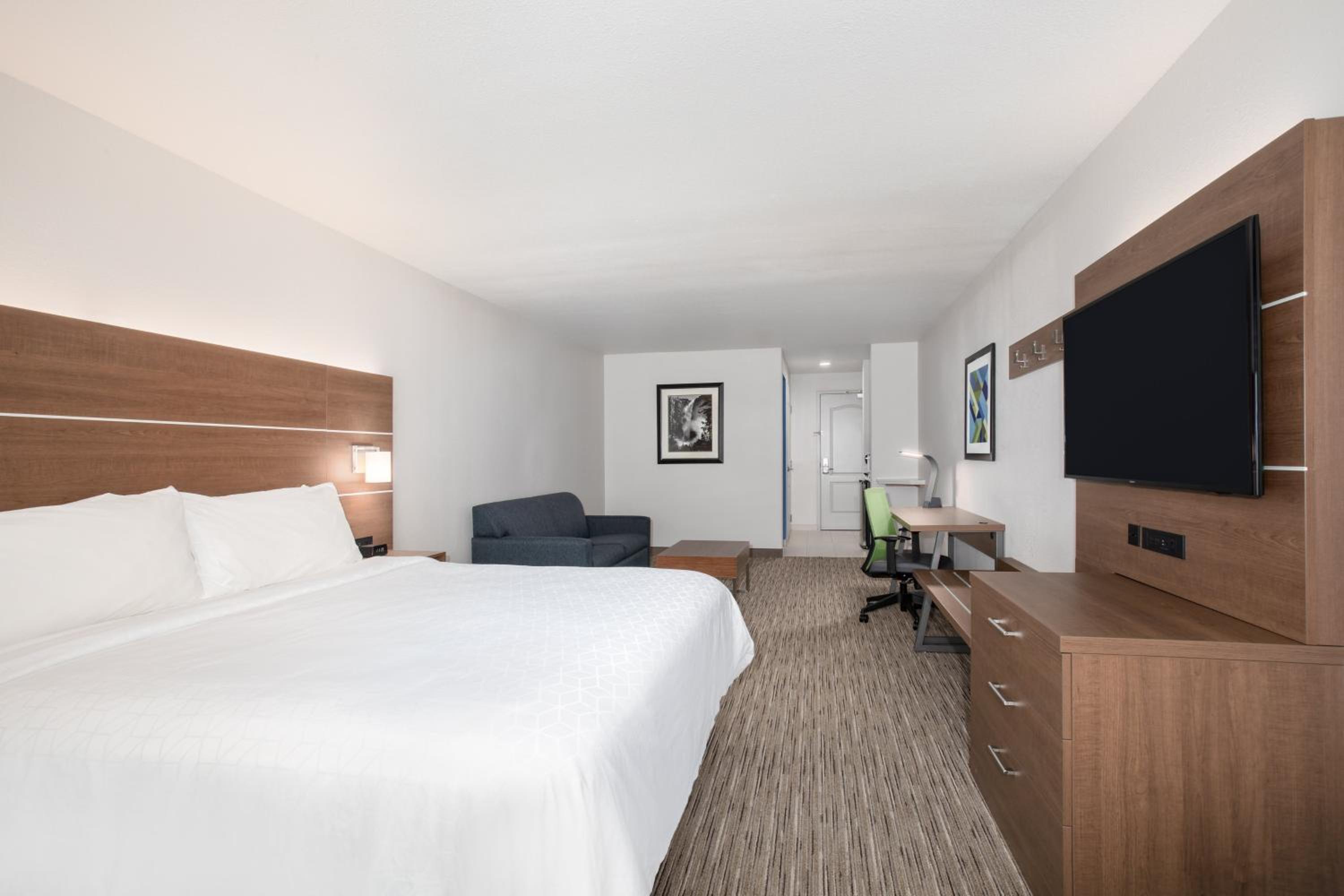 King Suite with Sofa Bed - Non-Smoking - Photo 2