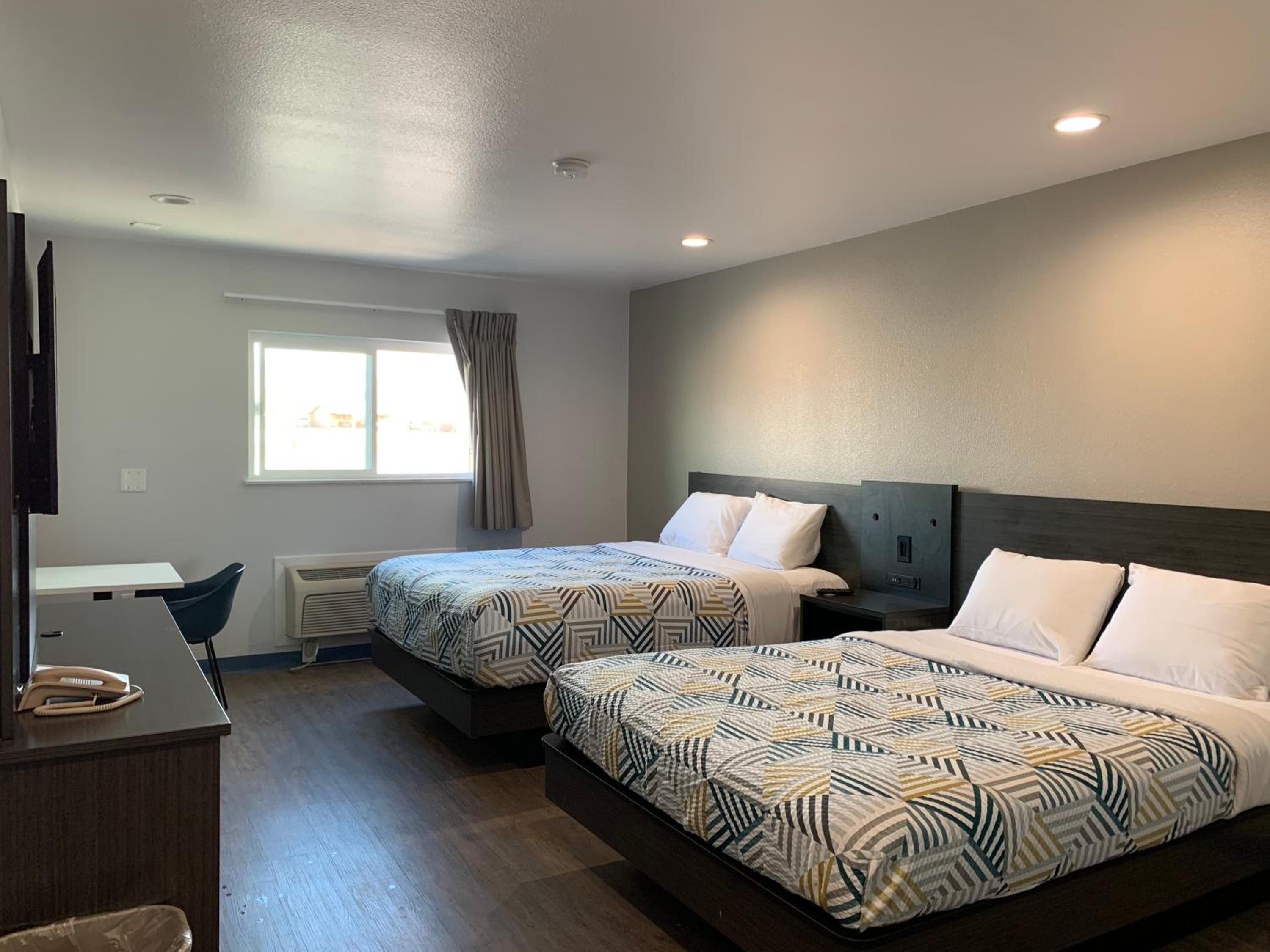 Queen Room with Two Queen Beds - Non-Smoking - Photo 8