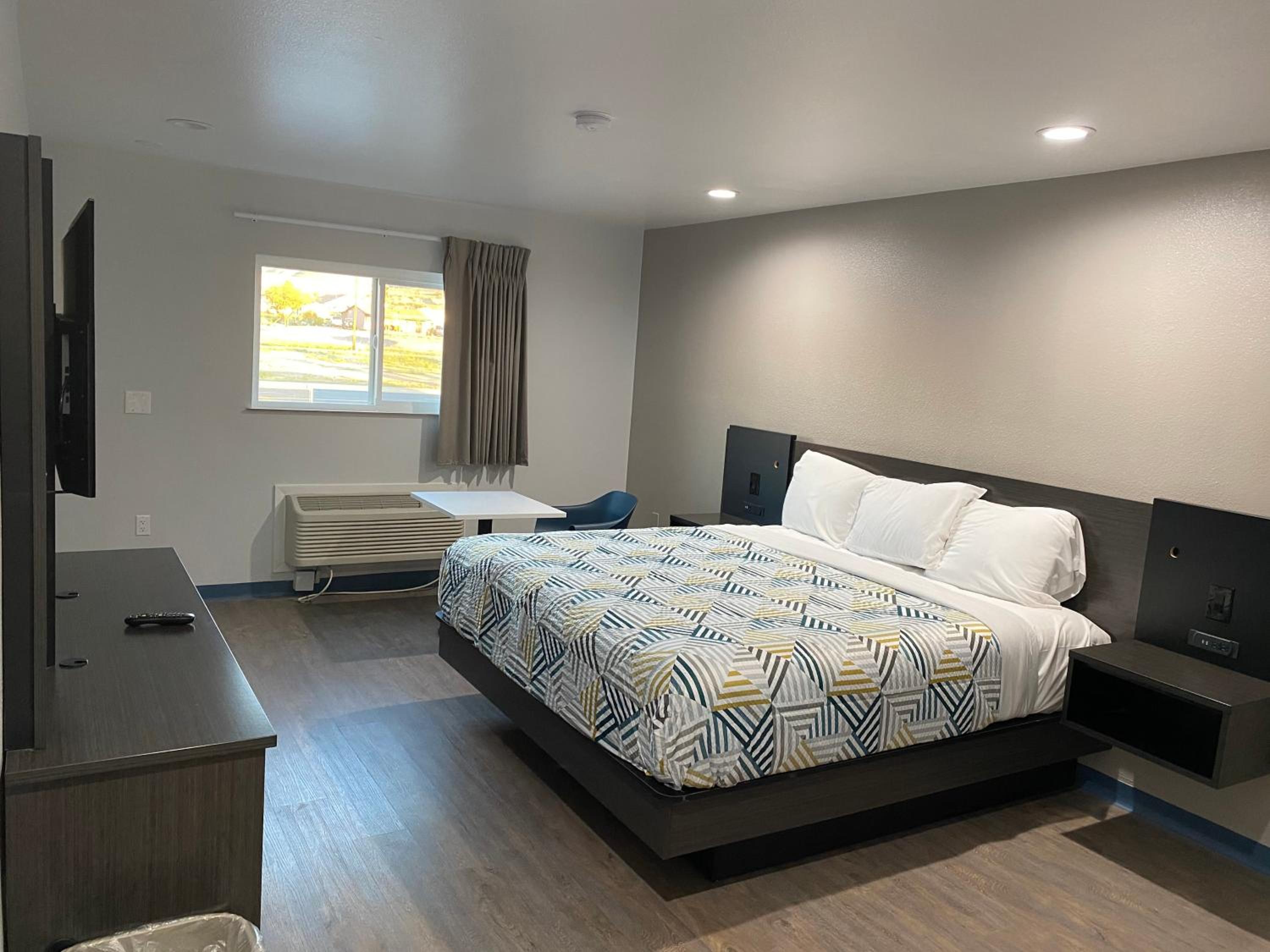 King Room - Disability Access - Non-Smoking - Photo 8