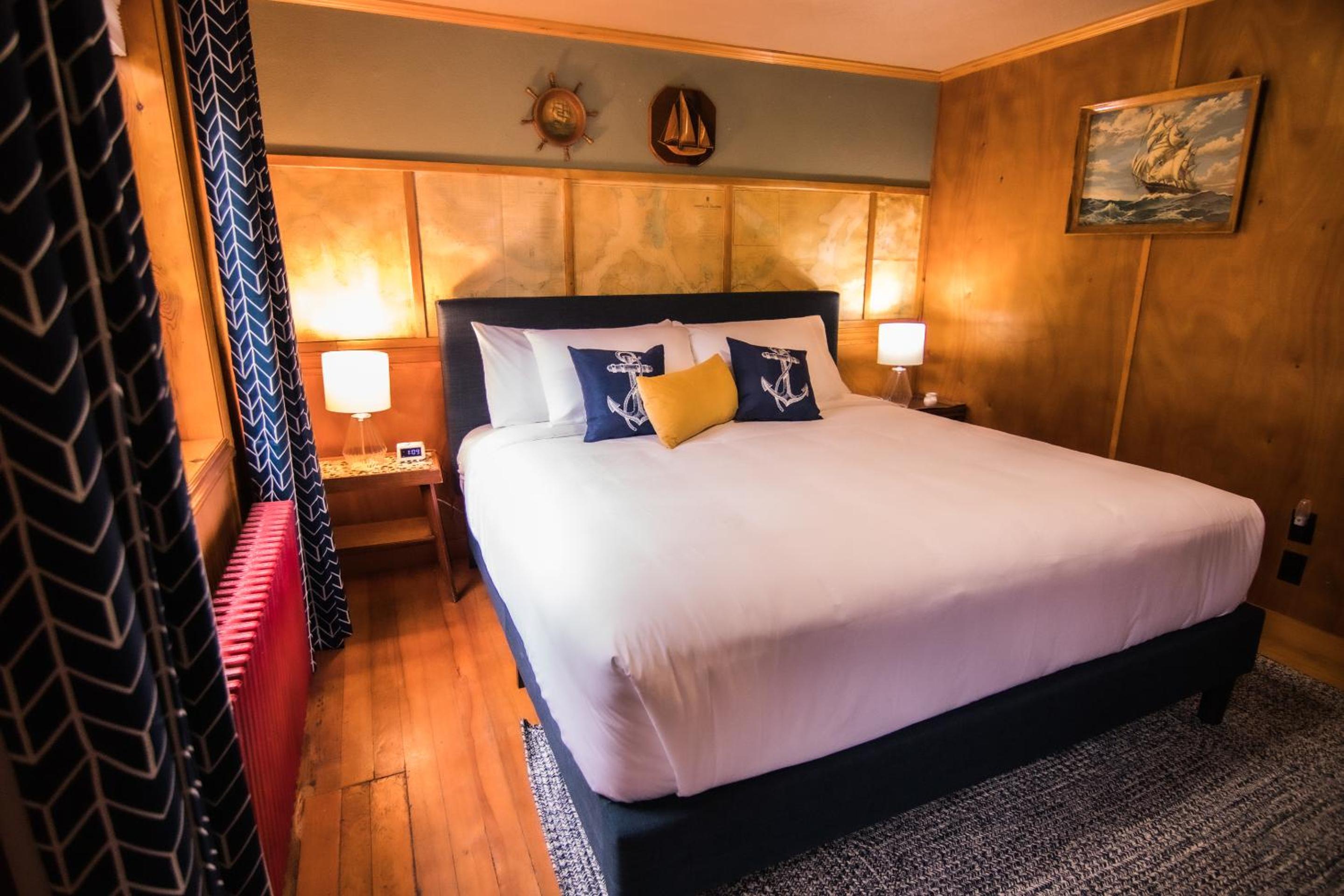 Deluxe King Room photo 3