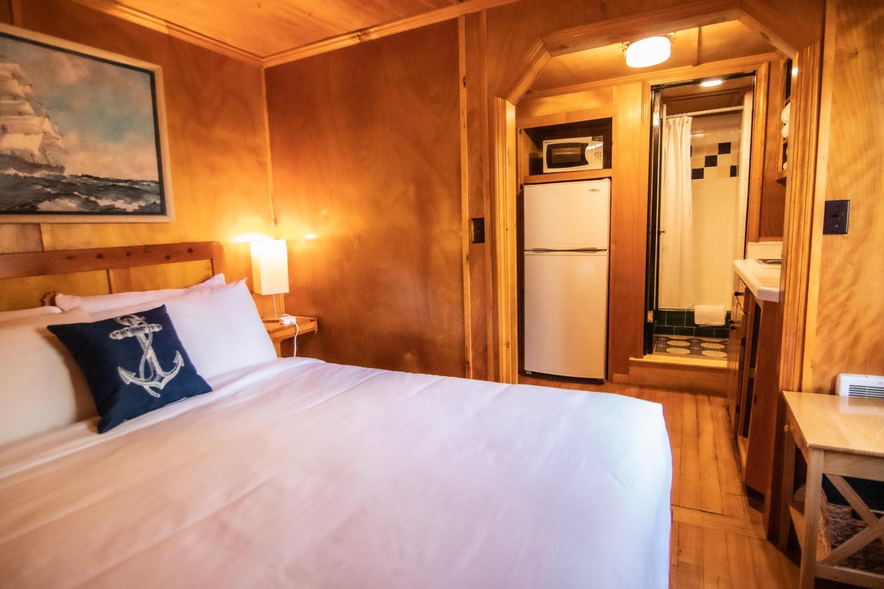 Deluxe Queen Suite
