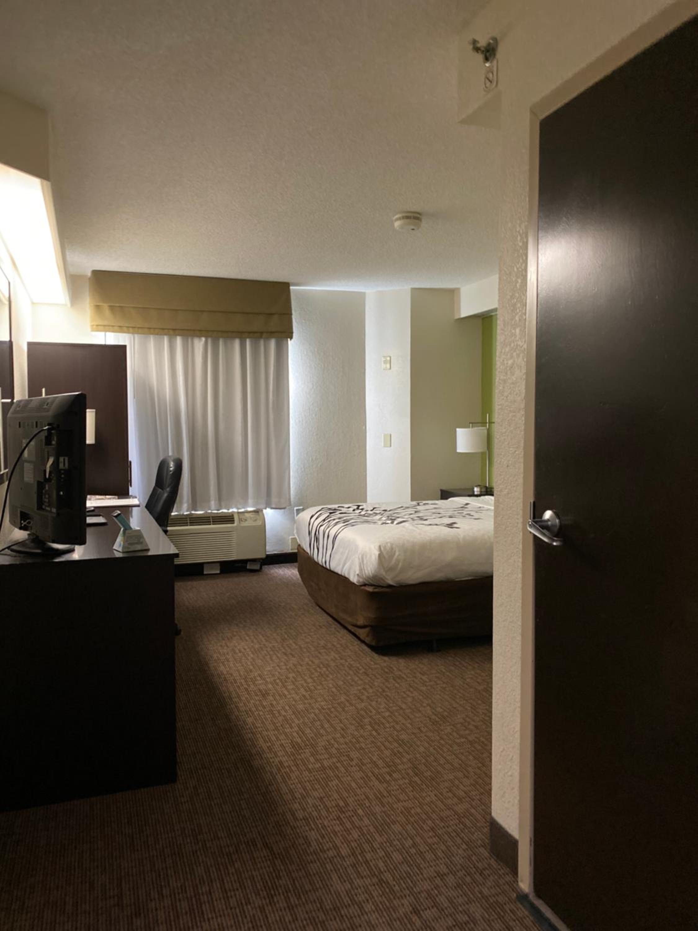 Queen Room - Accessible/Non-Smoking photo 3