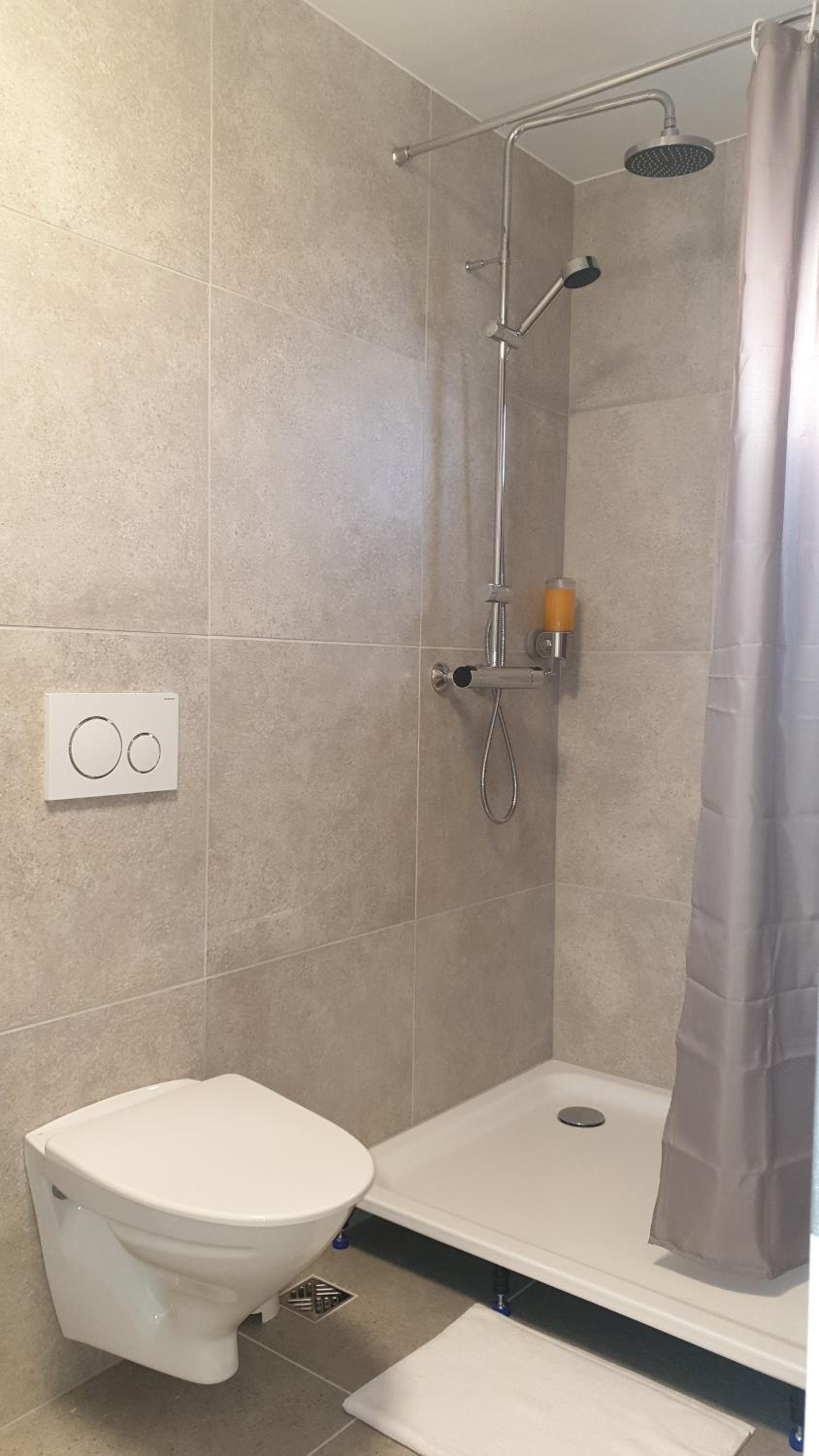 Quadruple Room with Private Bathroom - Photo 7