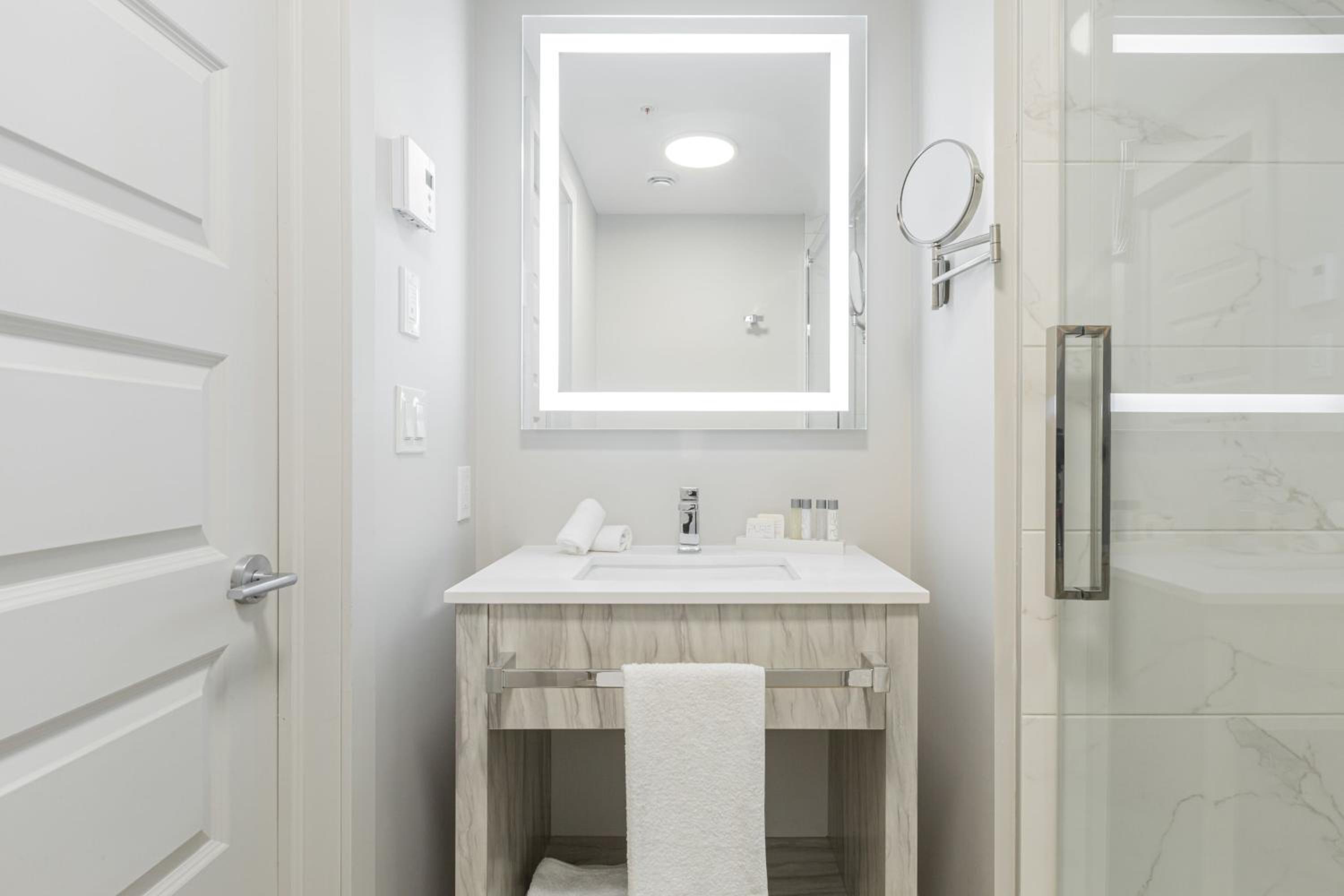 One-Bedroom Apartment with Balcony photo 2