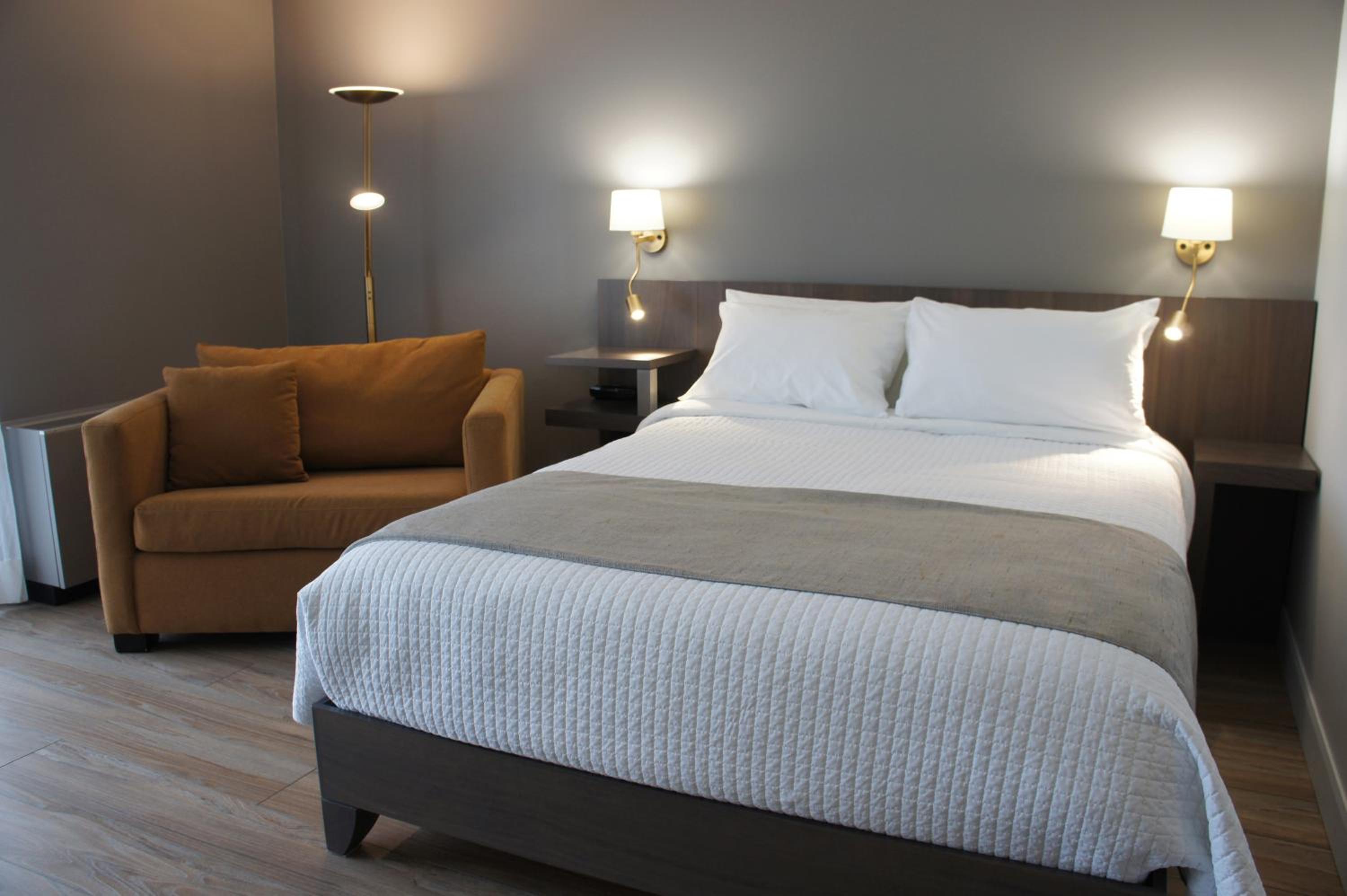 Business Room, Queen-size bed, single sofa-bed, wooden floor photo 1