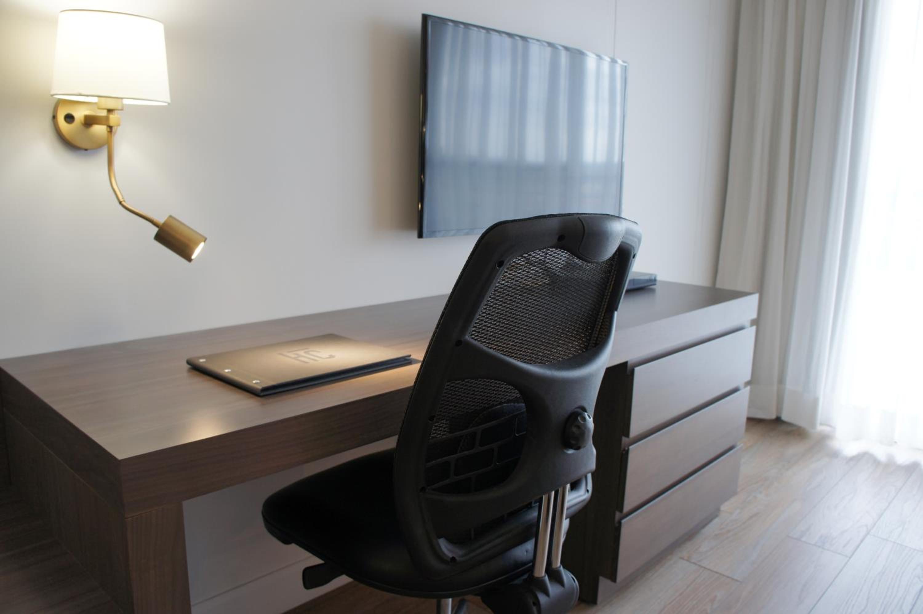 Business Room, Queen-size bed, single sofa-bed, wooden floor photo 2