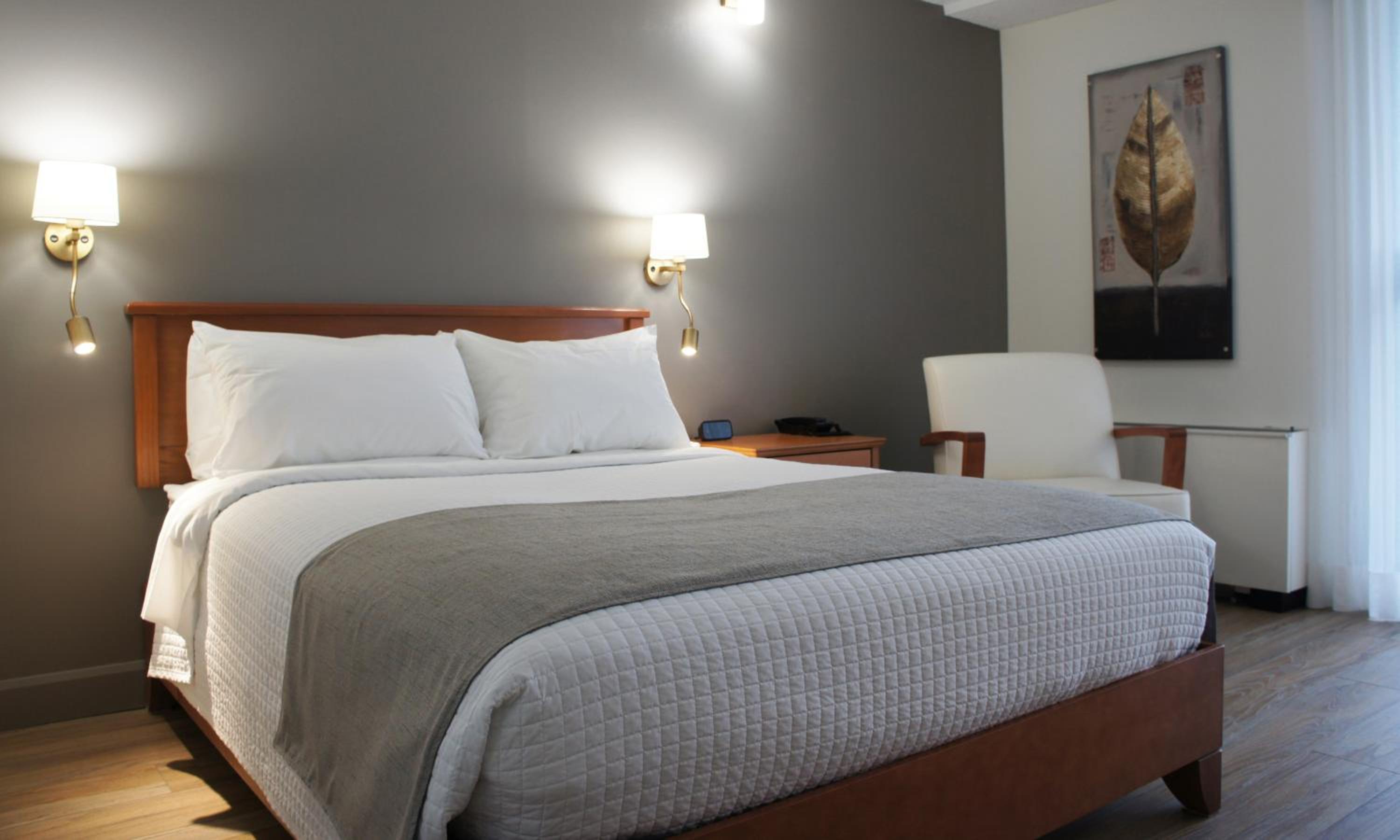 Business Room, Queen-Size bed, wooden floor photo 1