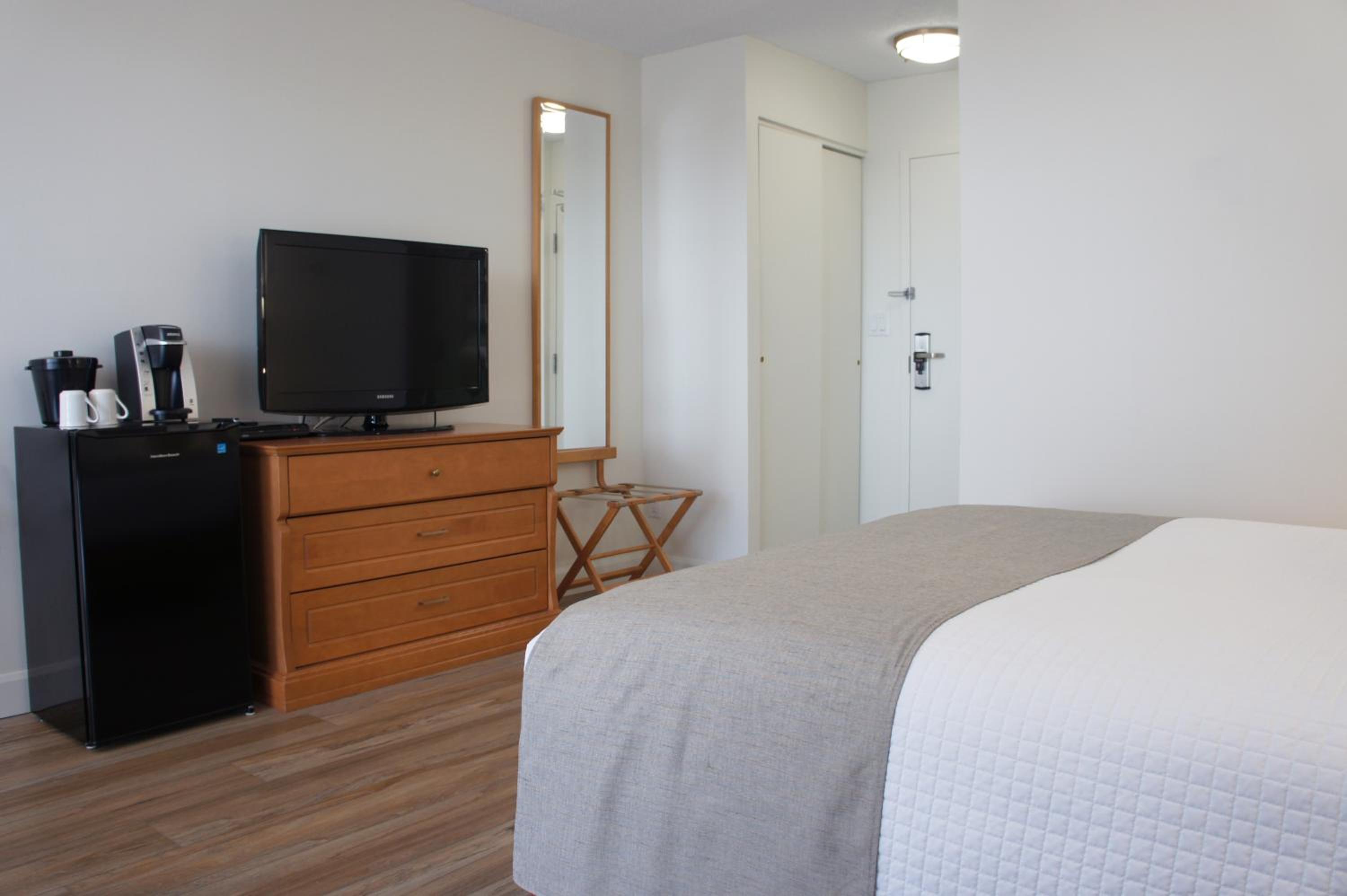 Business Room, Queen-Size bed, wooden floor photo 3