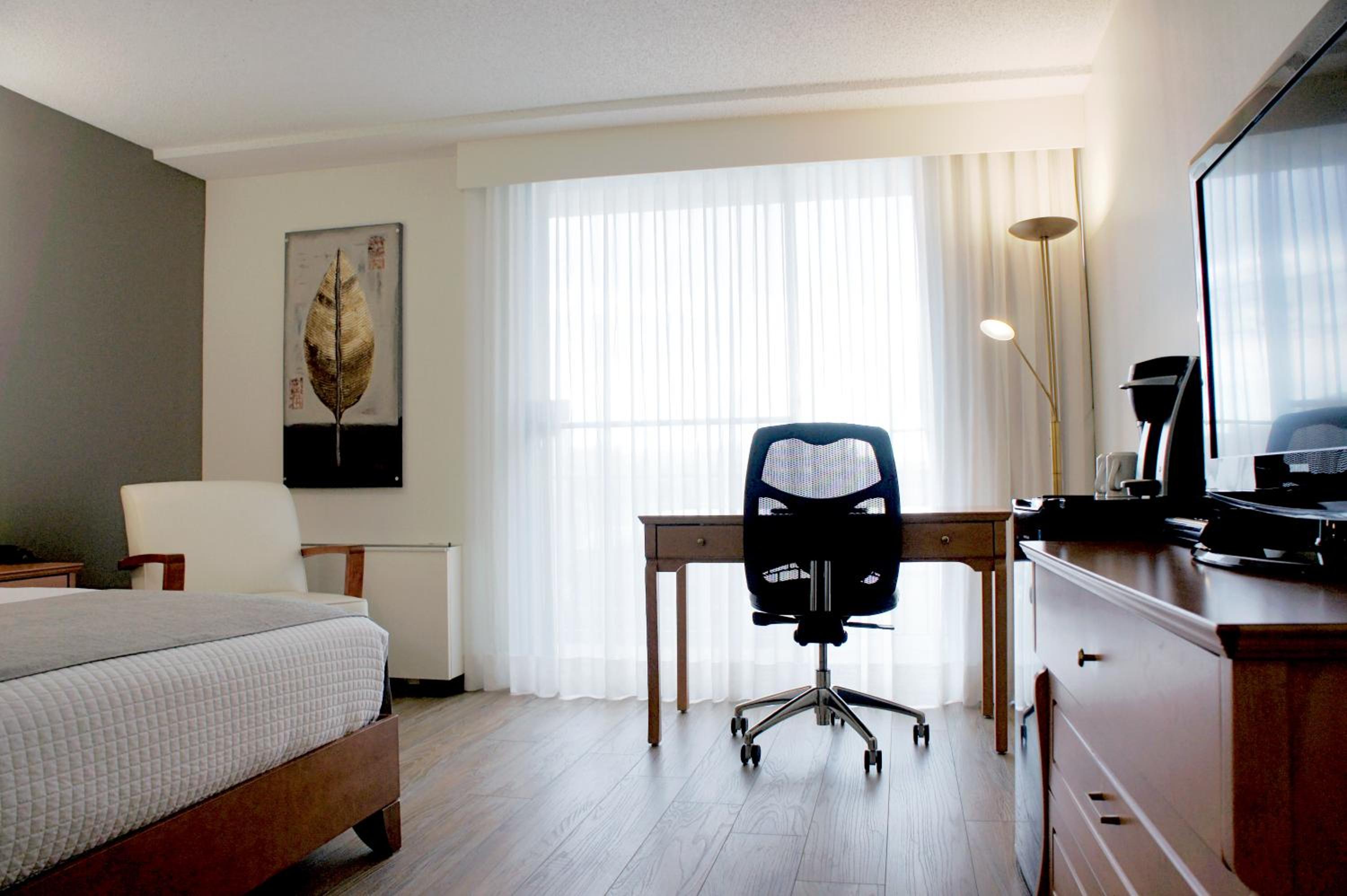 Business Room, Queen-Size bed, wooden floor photo 2