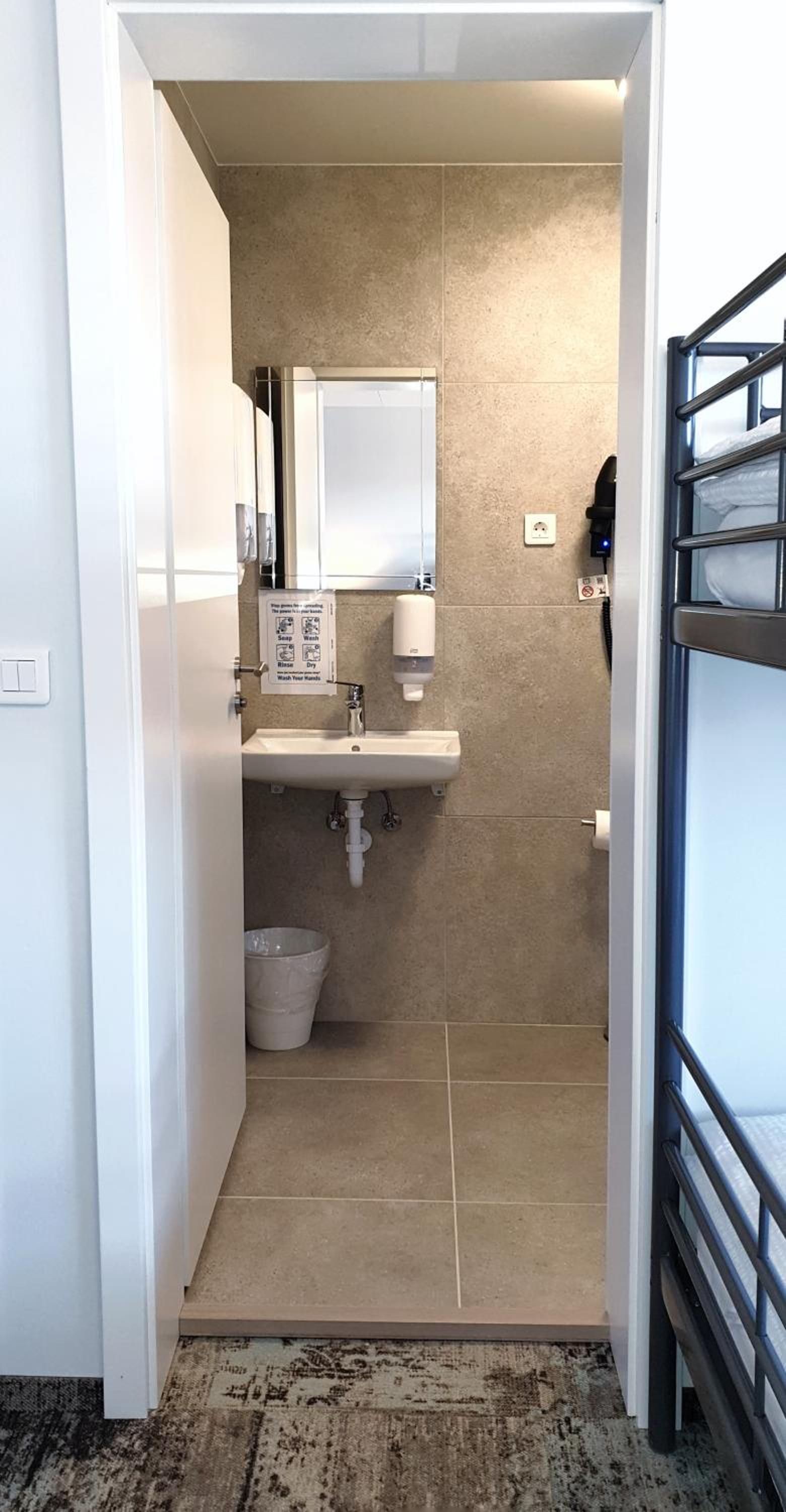 Quadruple Room with Private Bathroom - Photo 4