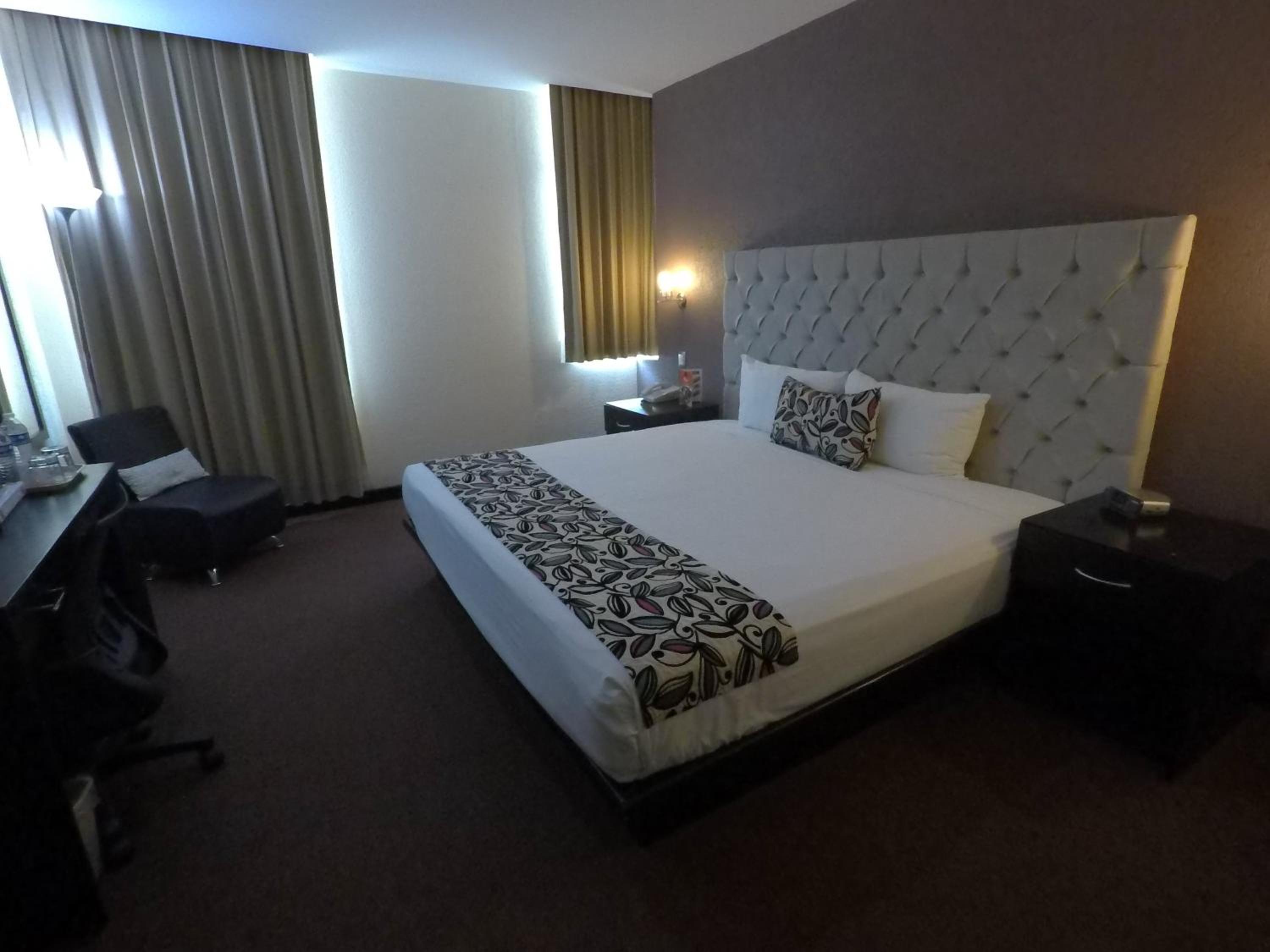 King Room - Non-Smoking - Photo 11