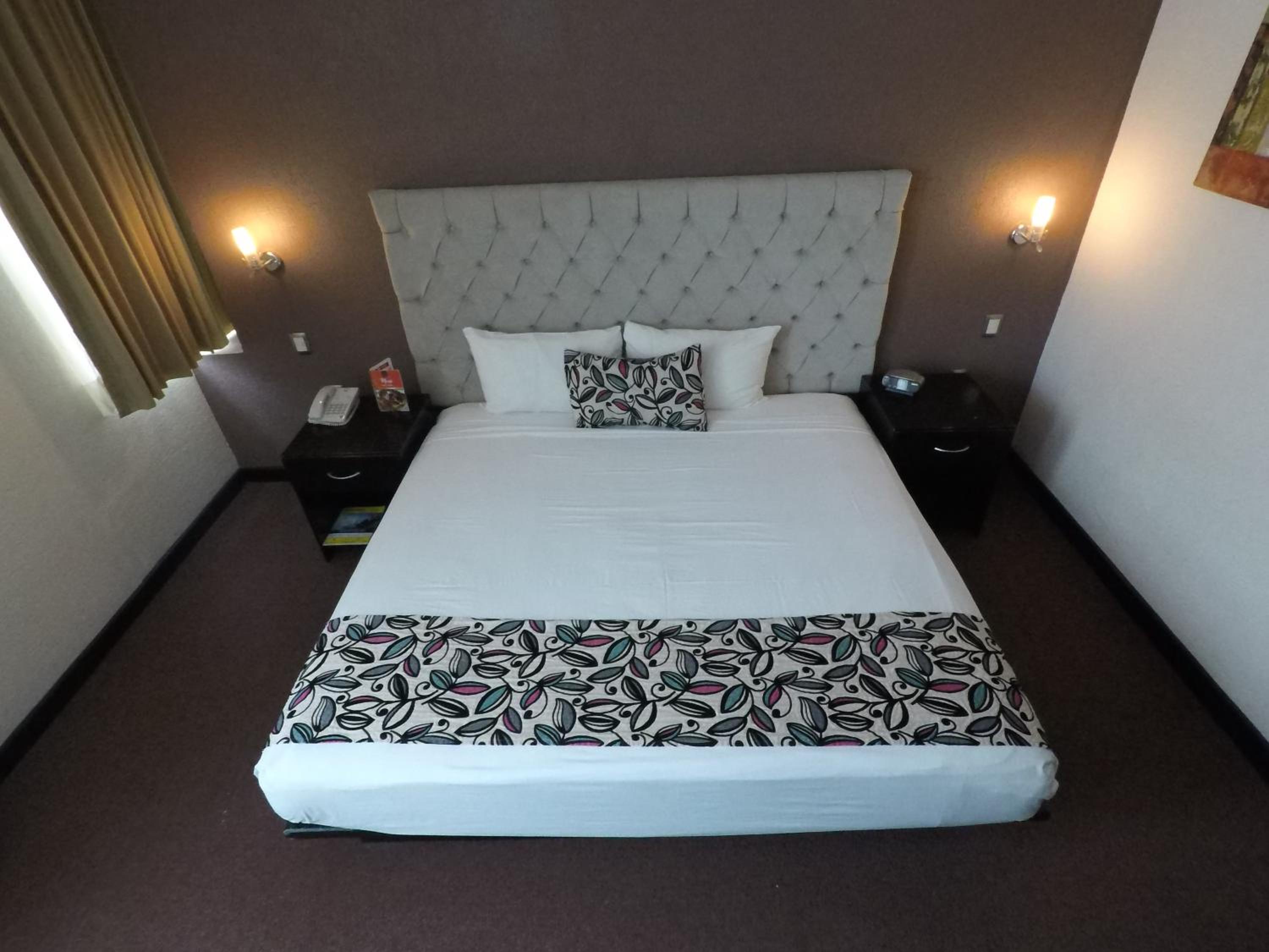 King Room - Non-Smoking - Photo 10
