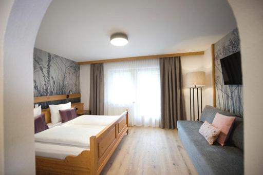 Double Room with Balcony - Photo 7
