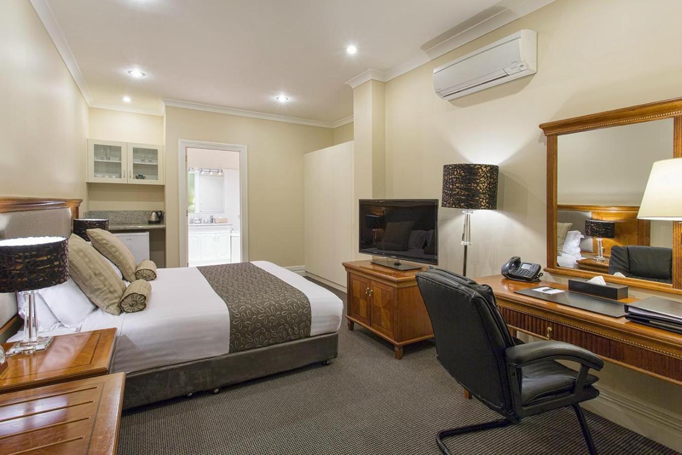 Deluxe Suite With Spa Bath photo 3