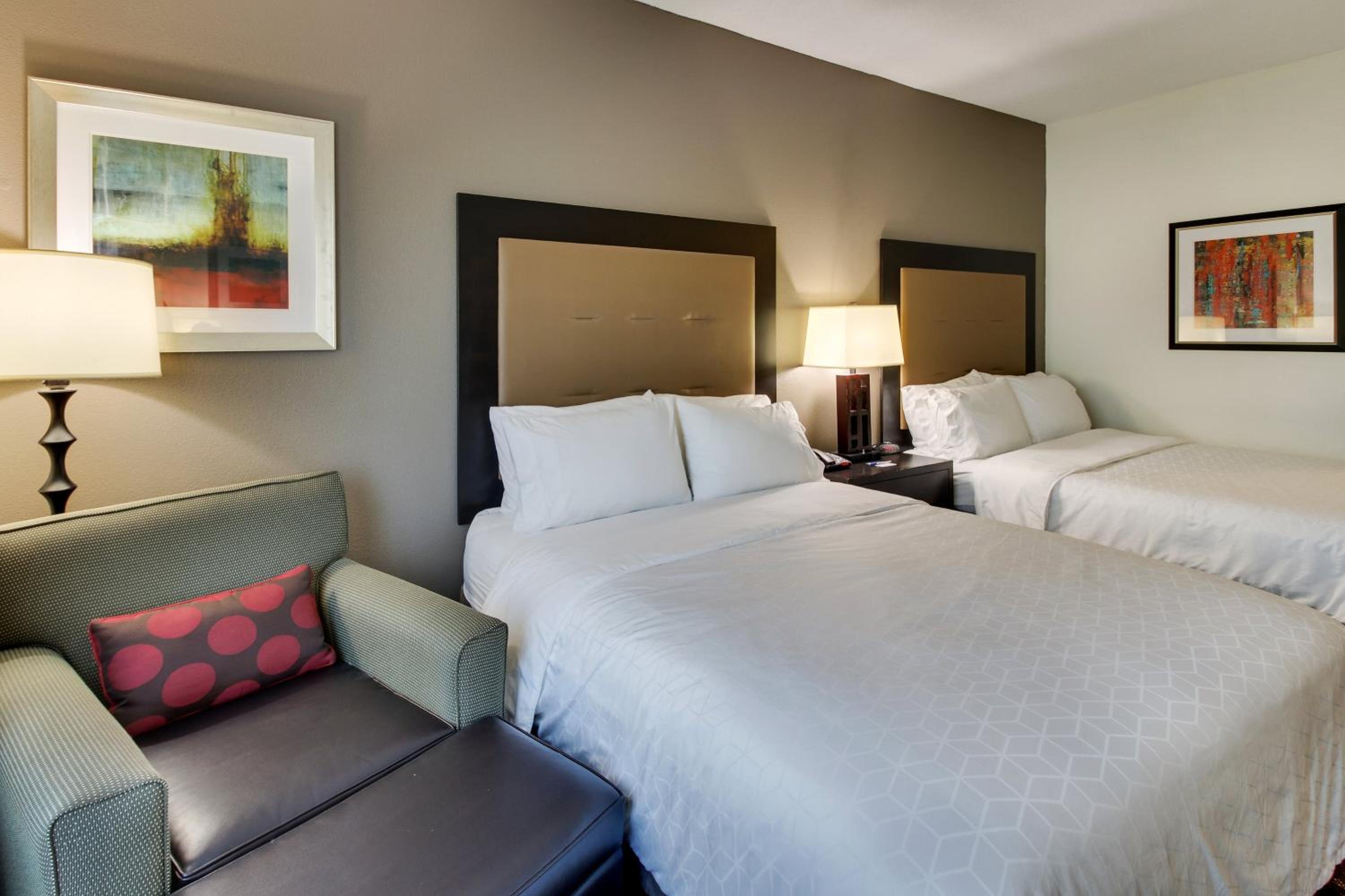 Standard Room with Two Queen Beds - Photo 3