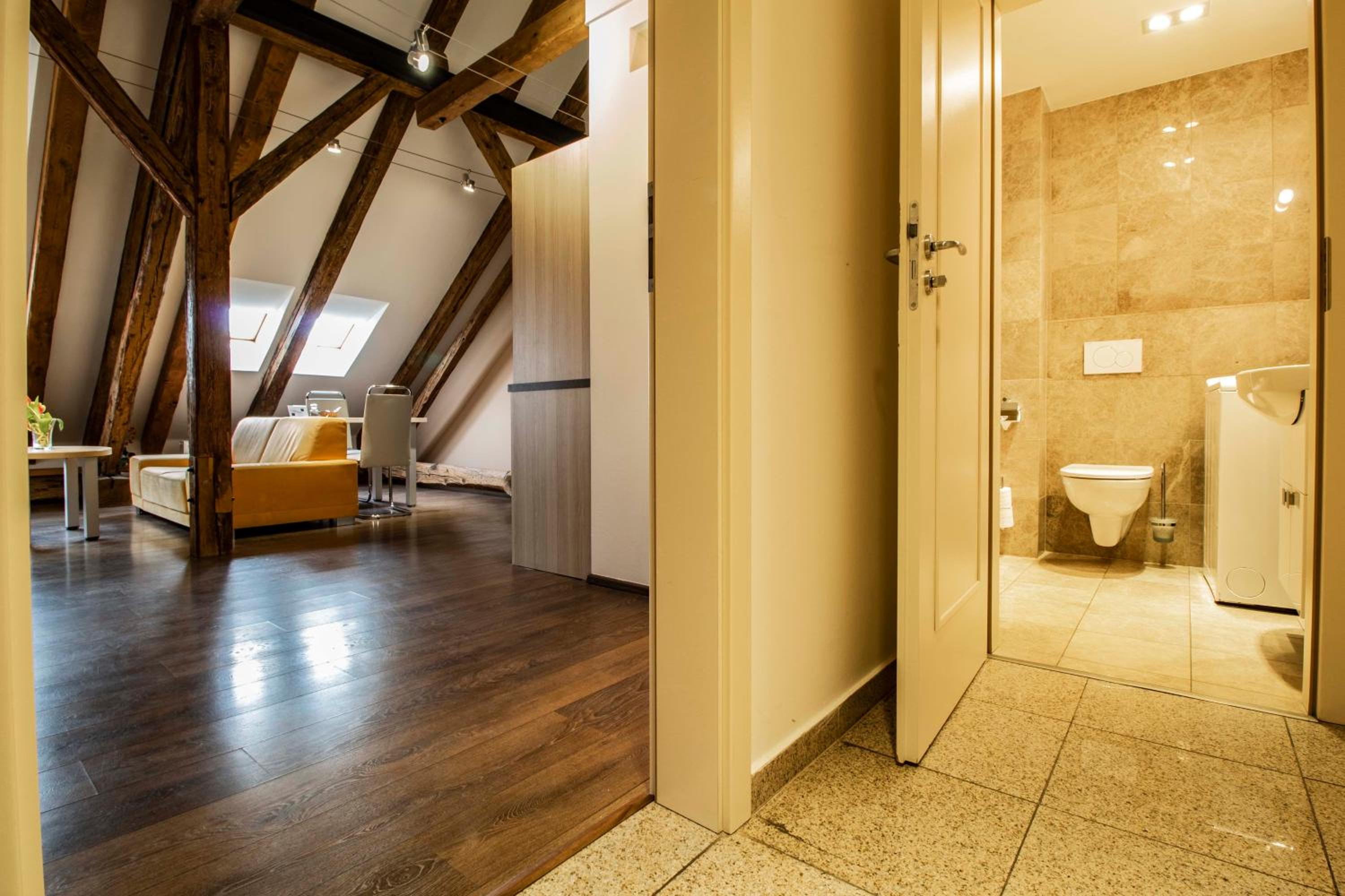 One-Bedroom Apartment with Terrace - Split Level - Photo 12