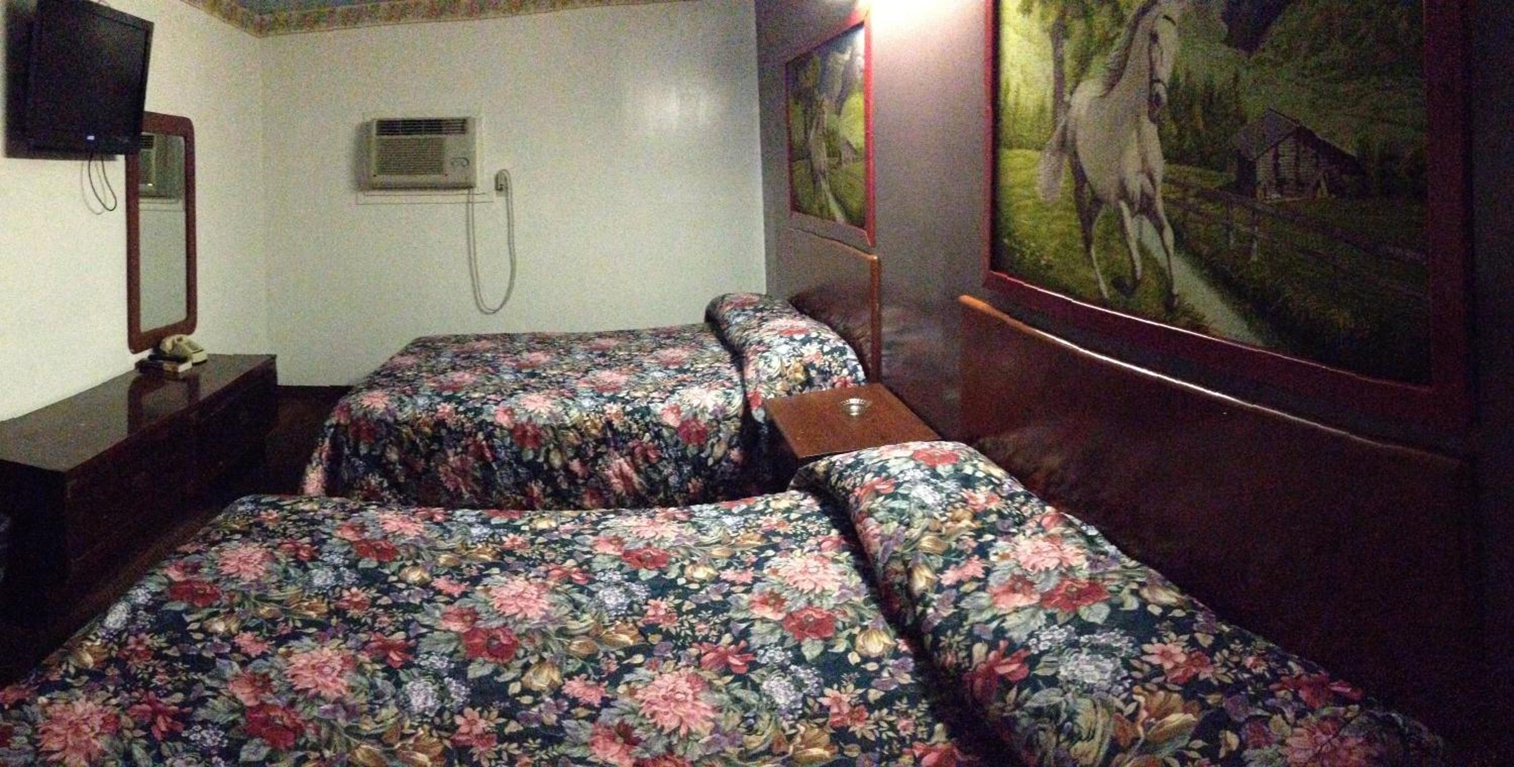 Queen Room with Two Queen Beds - Photo 2