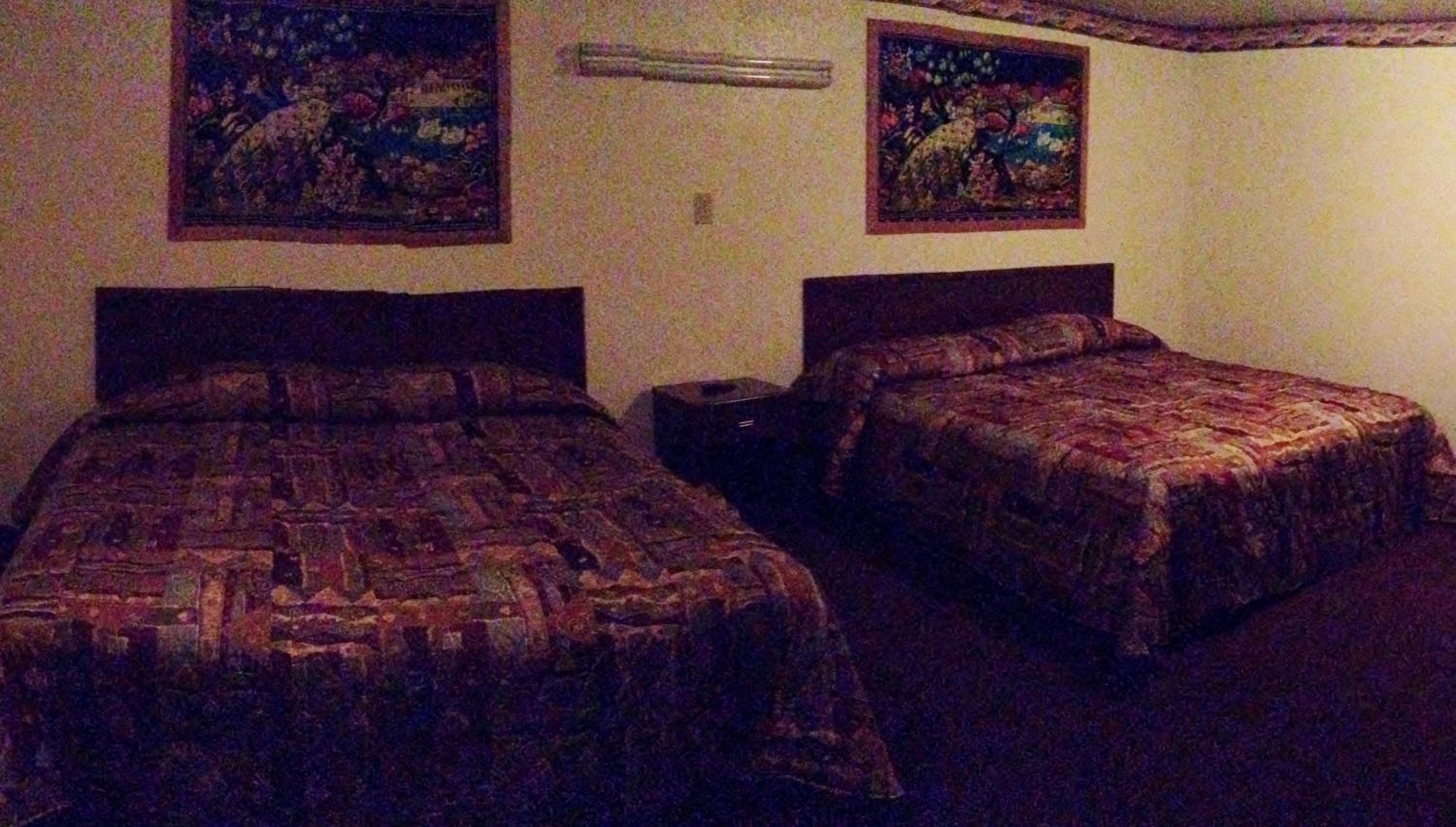 Queen Room with Two Queen Beds - Photo 18