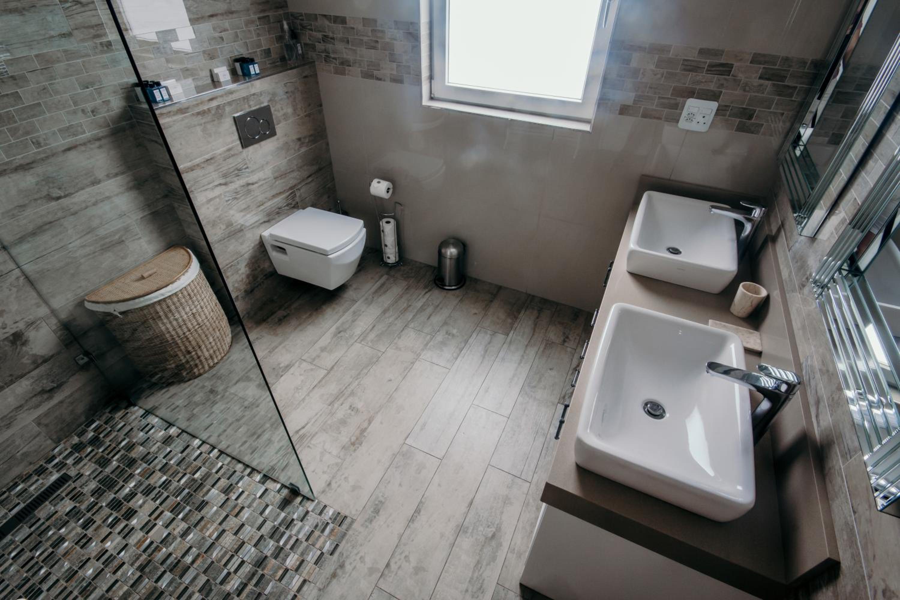 Deluxe King Suite photo 2