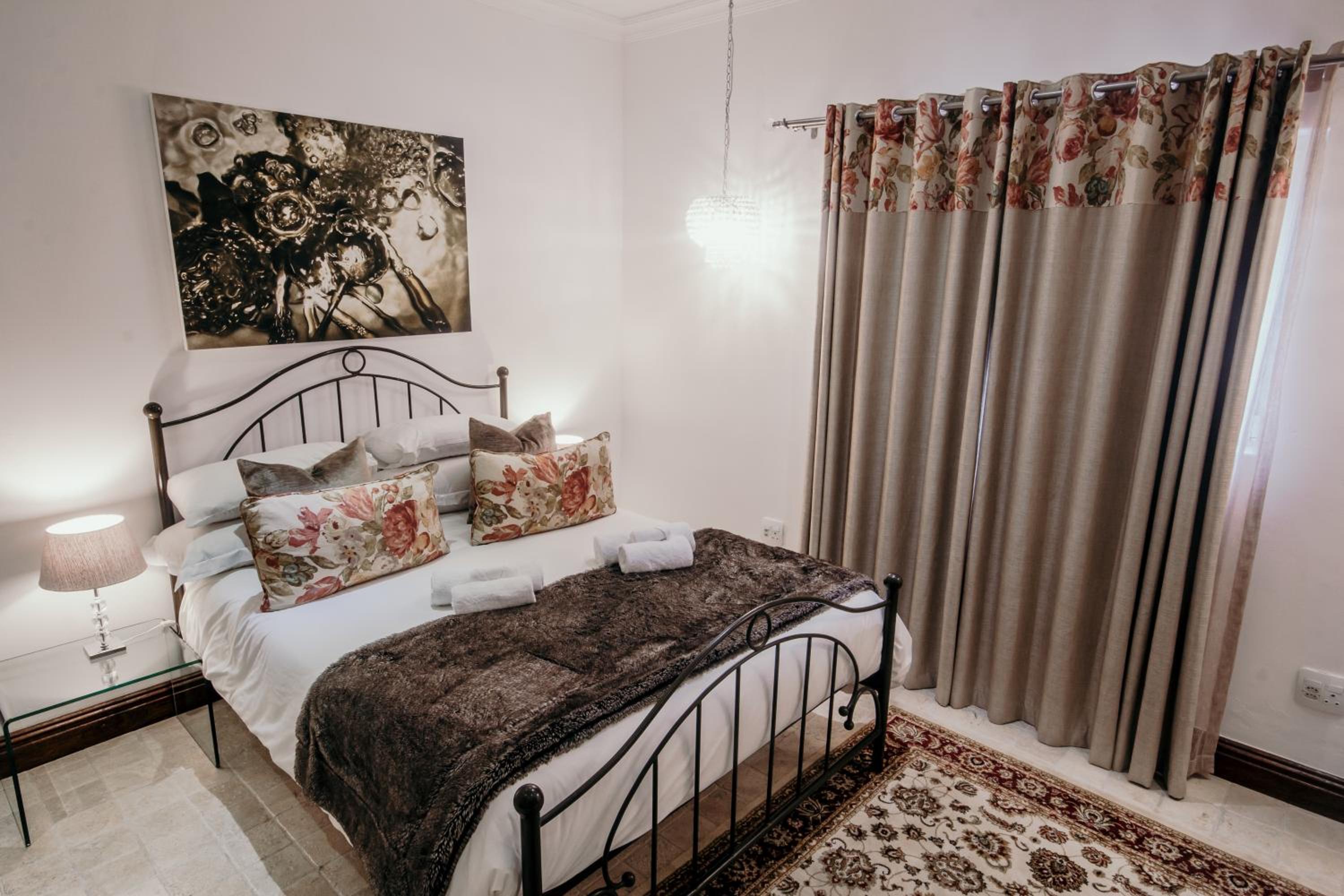 Deluxe King Suite photo 1