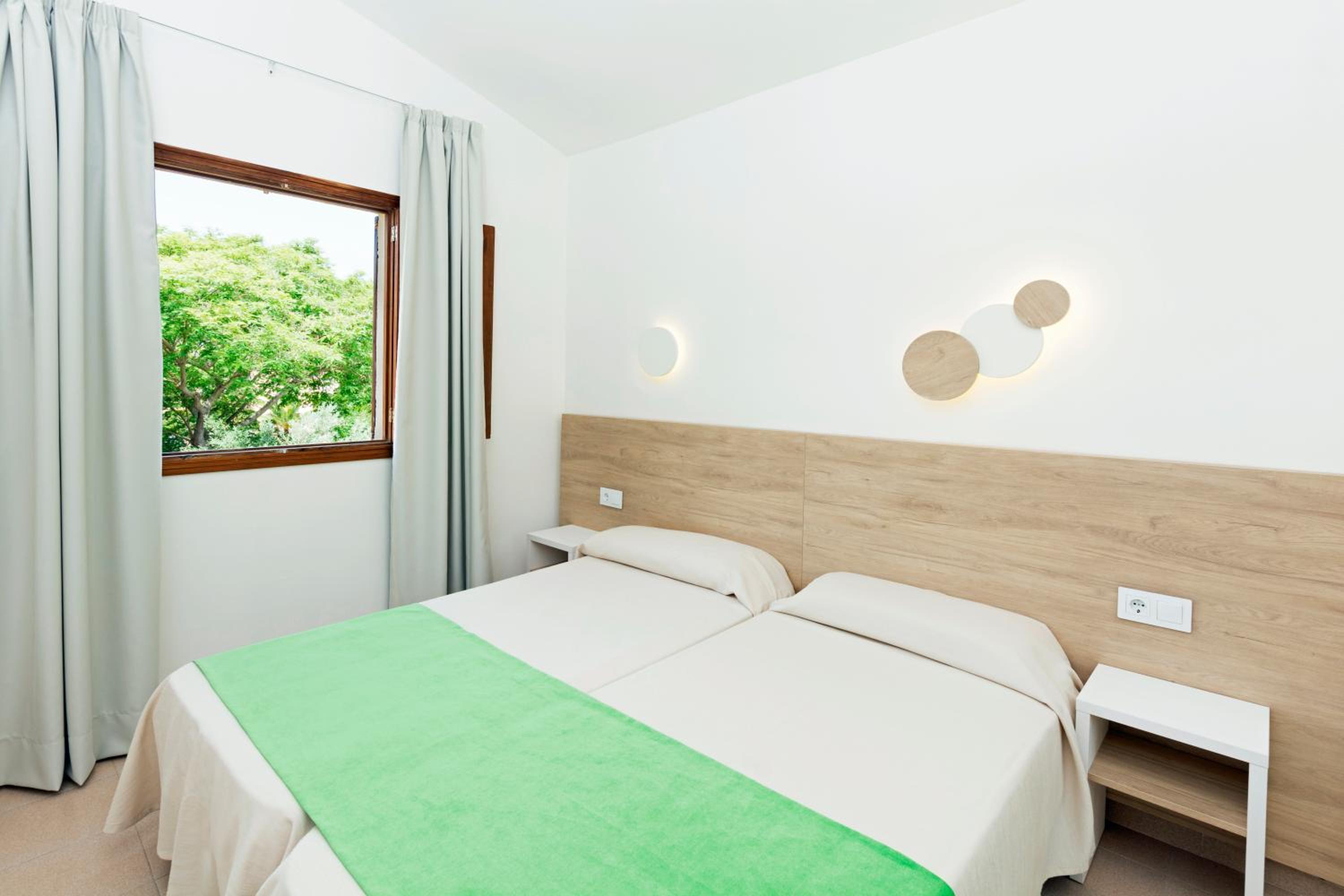One-Bedroom Apartment with Pool View (2 Adults + 1 Child)