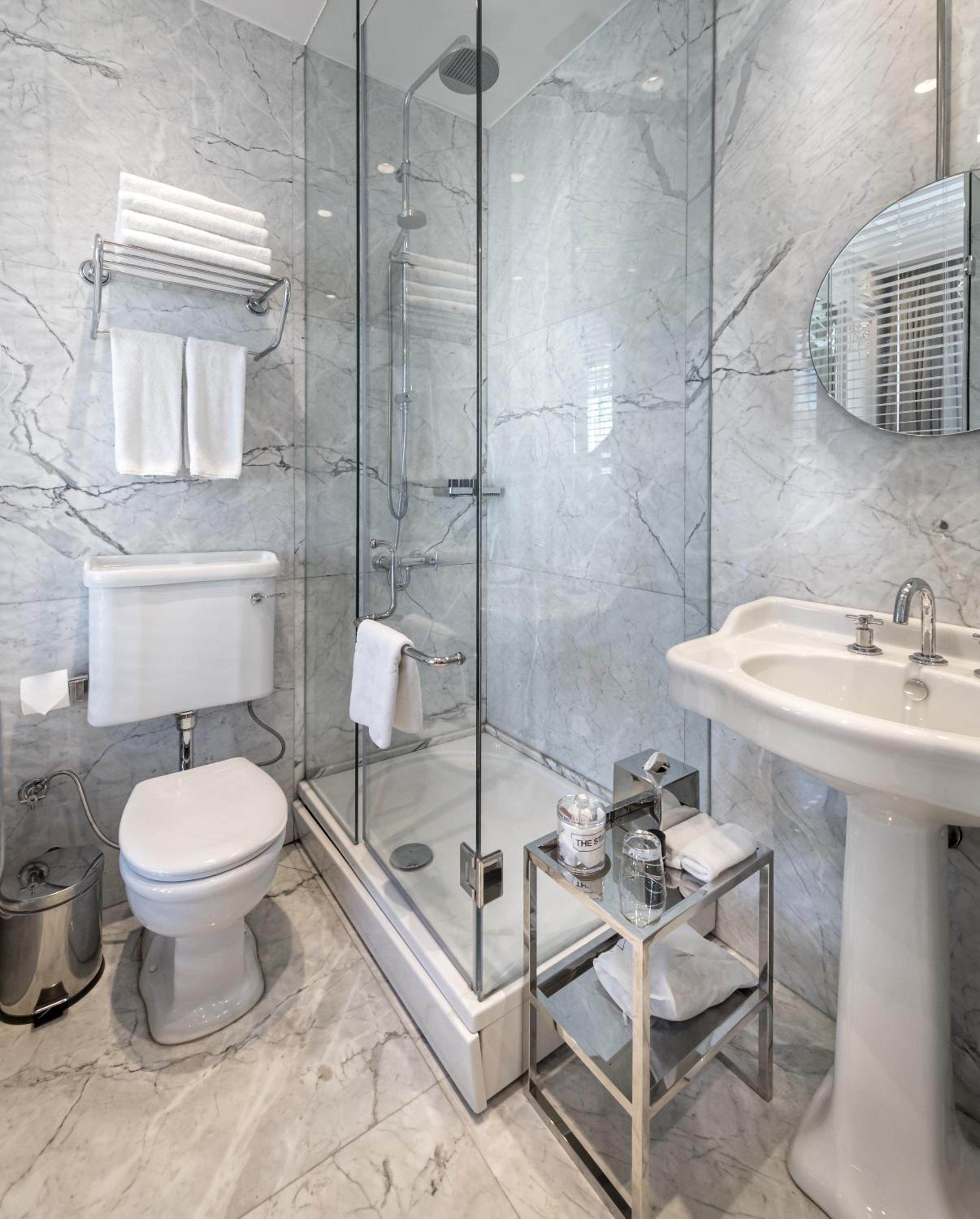 Deluxe Bosphorus Suite with partial Bosphorus View thumbnail 5