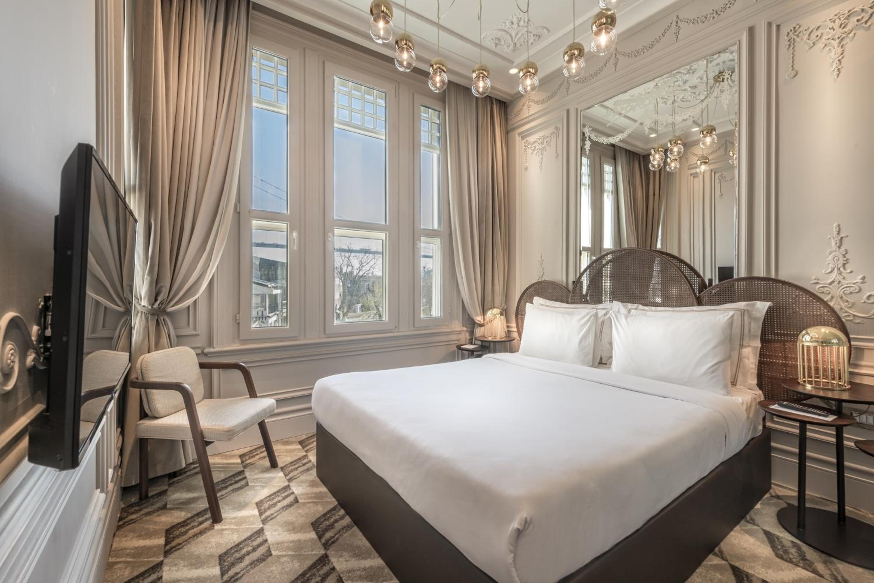 Deluxe Bosphorus Suite with partial Bosphorus View
