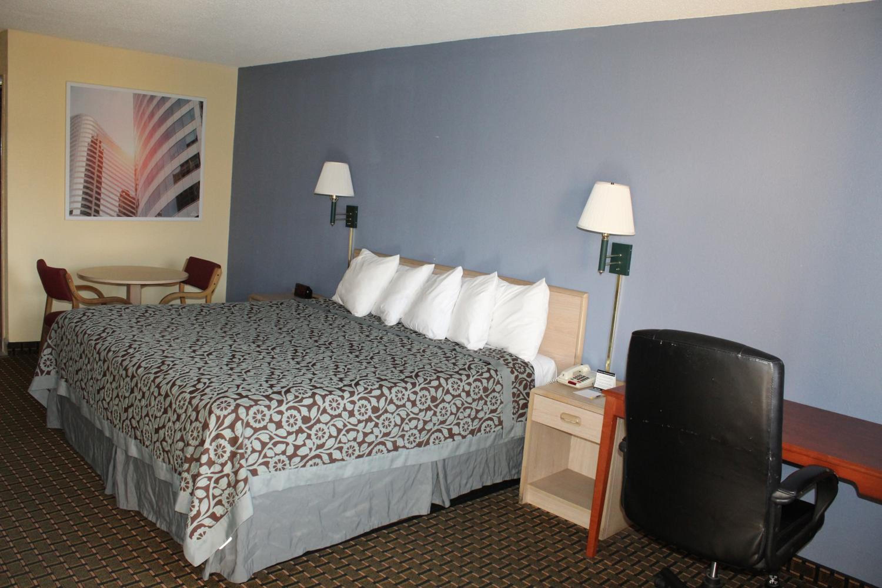 King Room - Non-Smoking - Photo 5