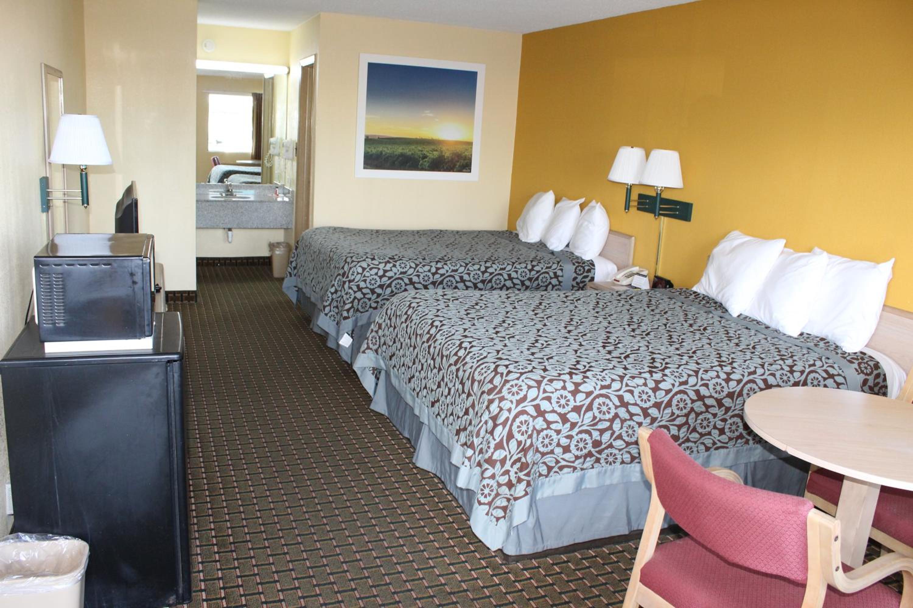 Queen Room with Two Queen Beds - Non-Smoking - Photo 4