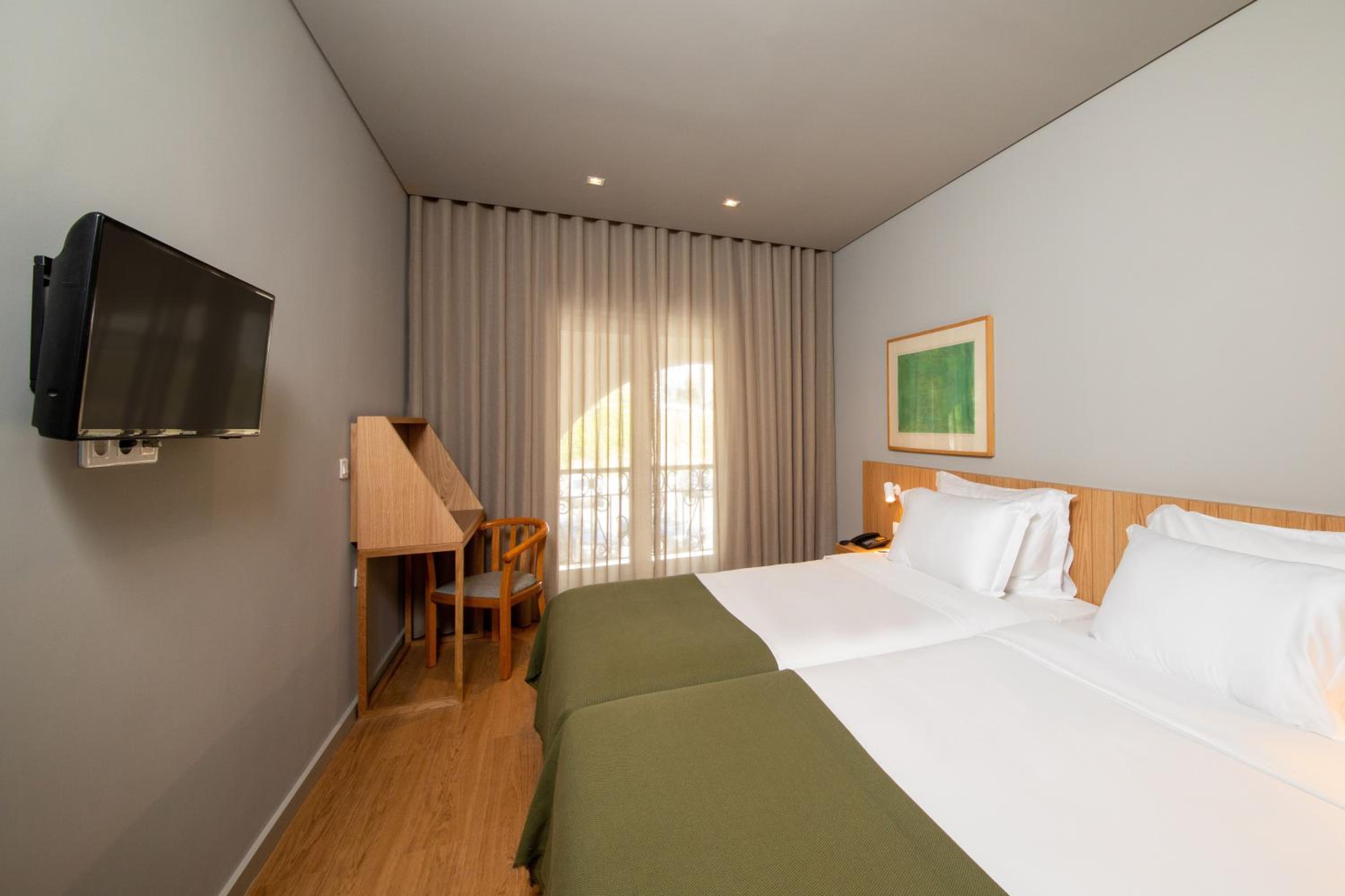Twin Room - Photo 8