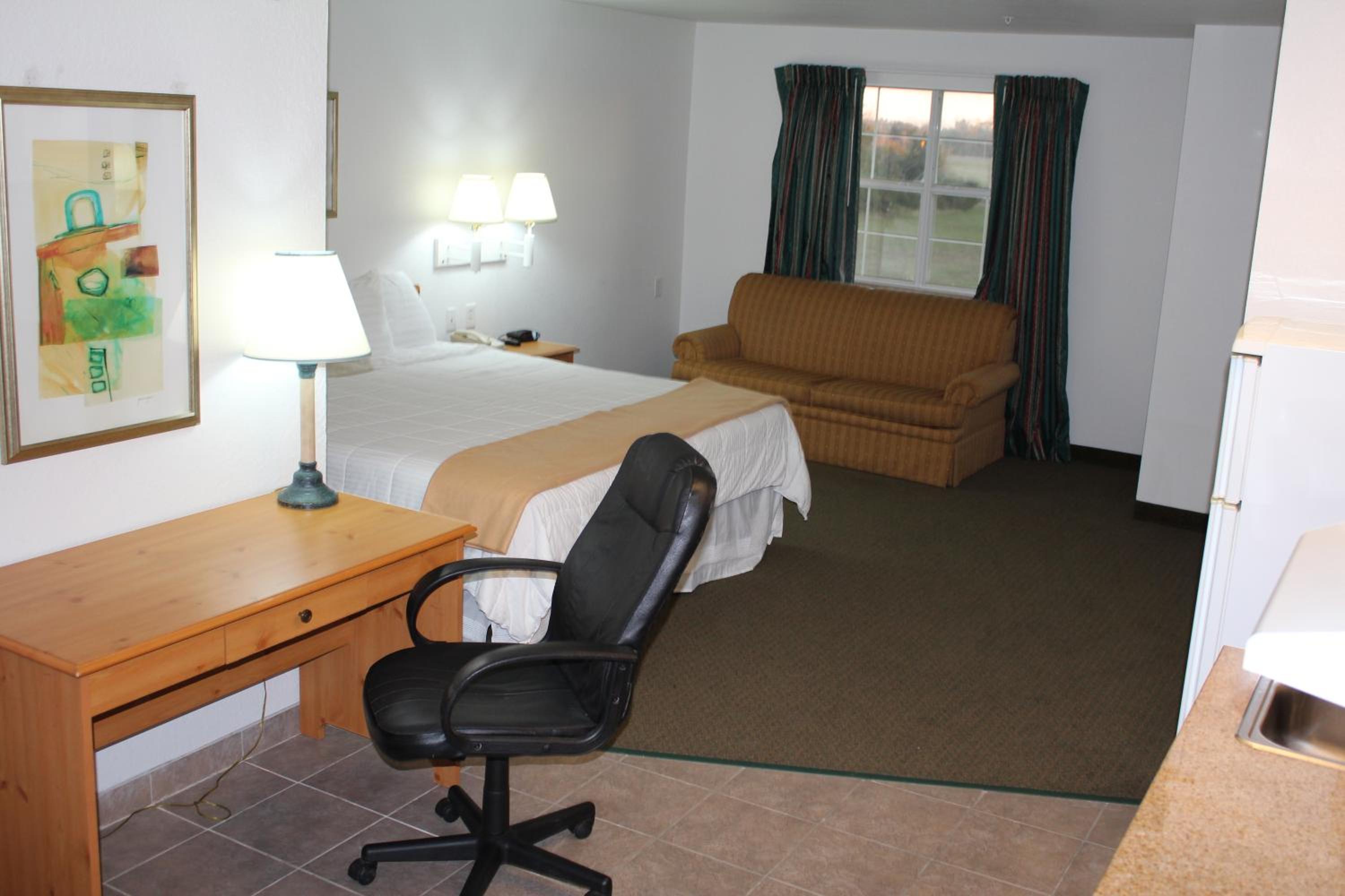 Deluxe King Suite with Sofa Bed - Photo 6