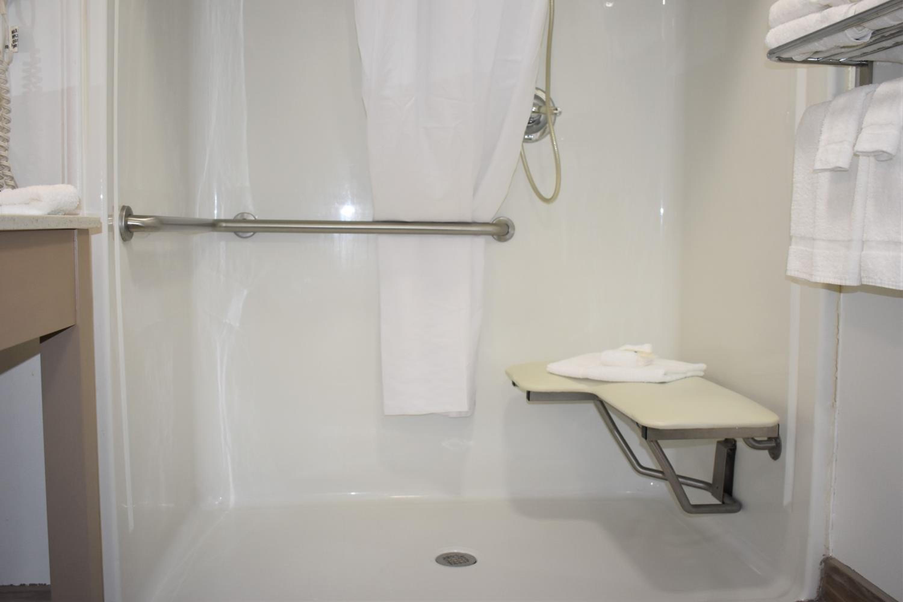 Double Room with Two Double Beds - Accessible/Non-Smoking - Photo 3