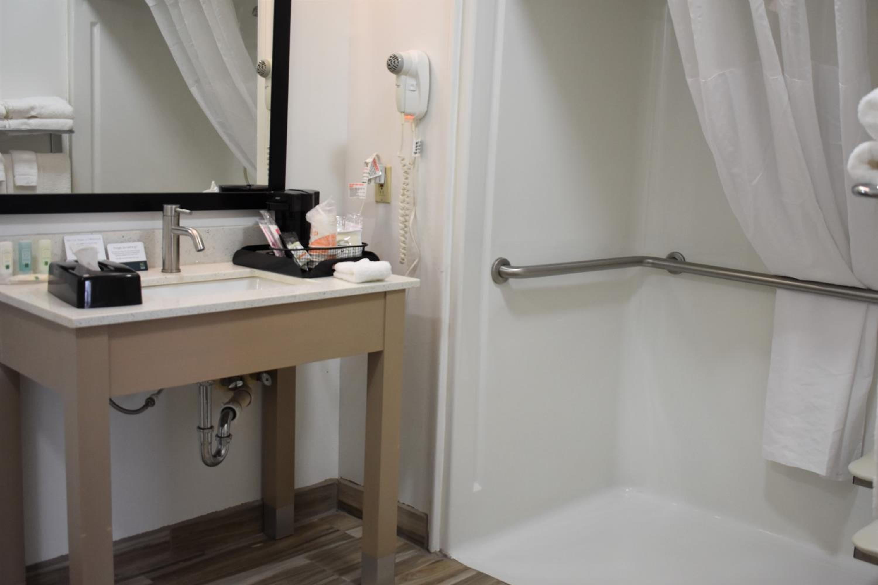 Double Room with Two Double Beds - Accessible/Non-Smoking - Photo 2