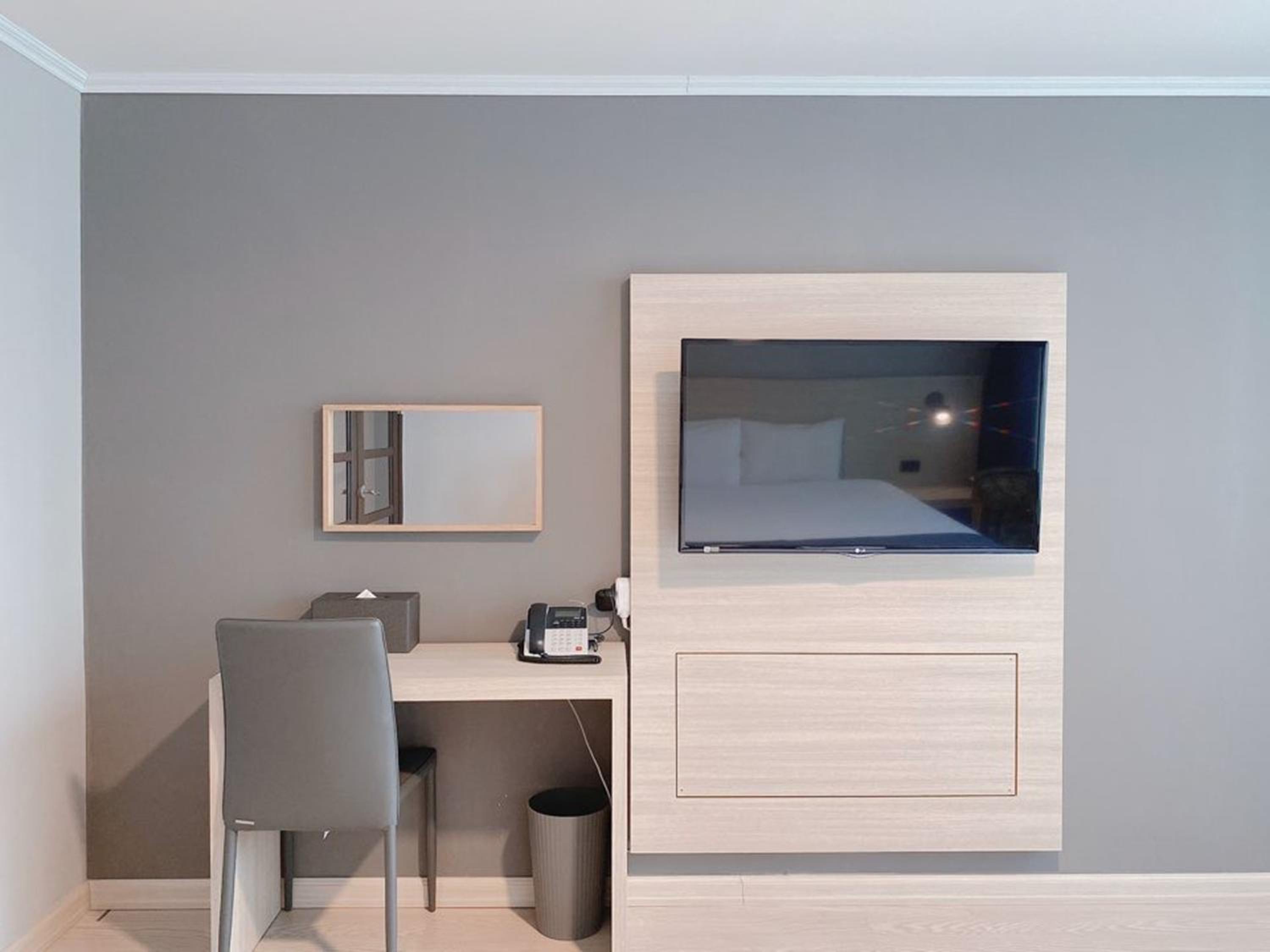 Standard Double Room with Partial Lake View photo 2