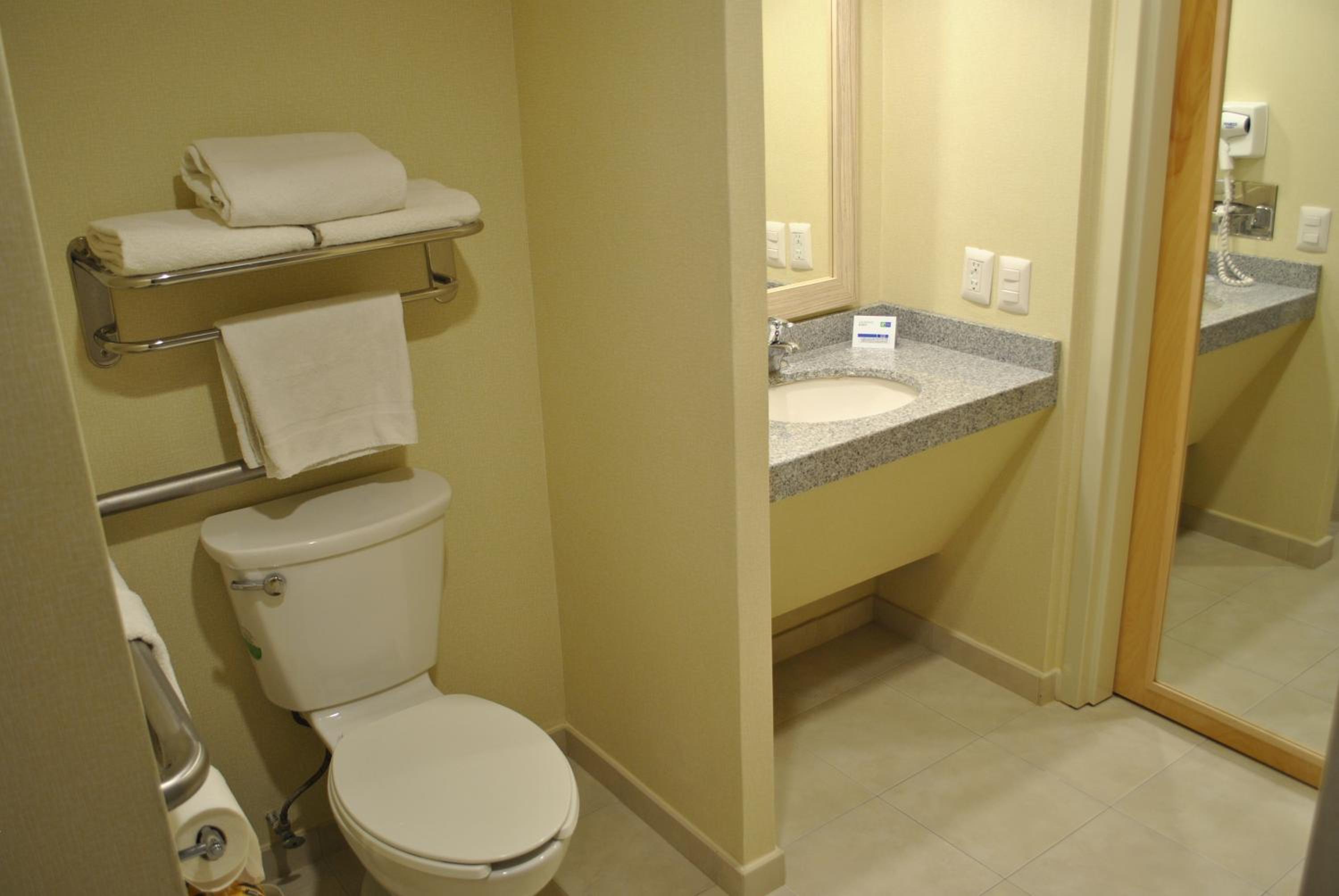Standard Room - Non-Smoking - Photo 3