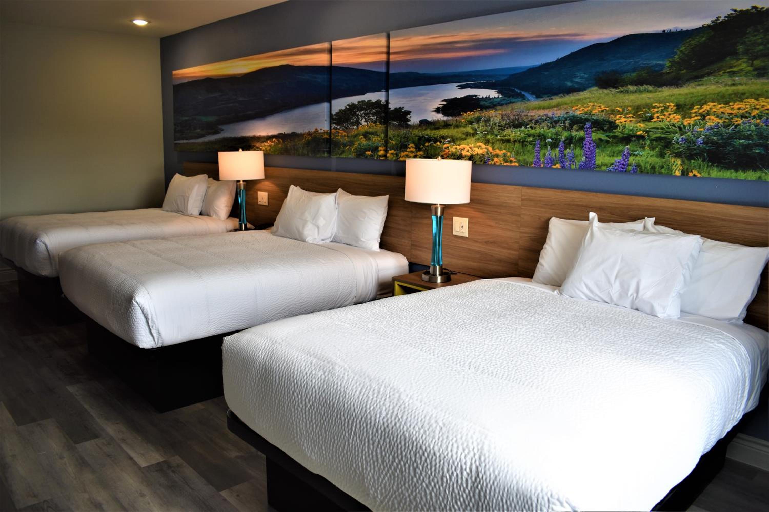 Queen Room with Three Queen Beds - Non-Smoking - Photo 7