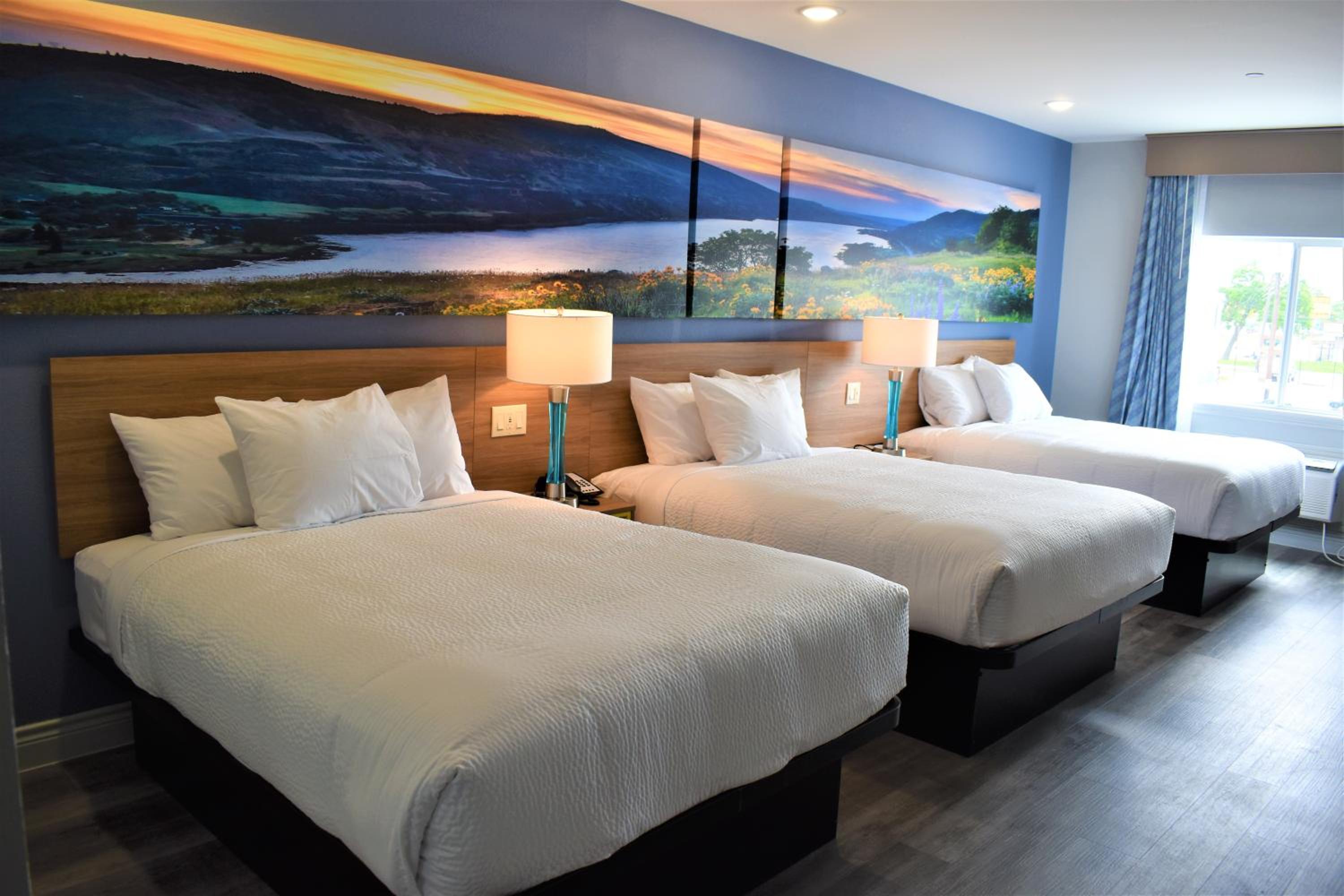 Queen Room with Three Queen Beds - Non-Smoking - Photo 8