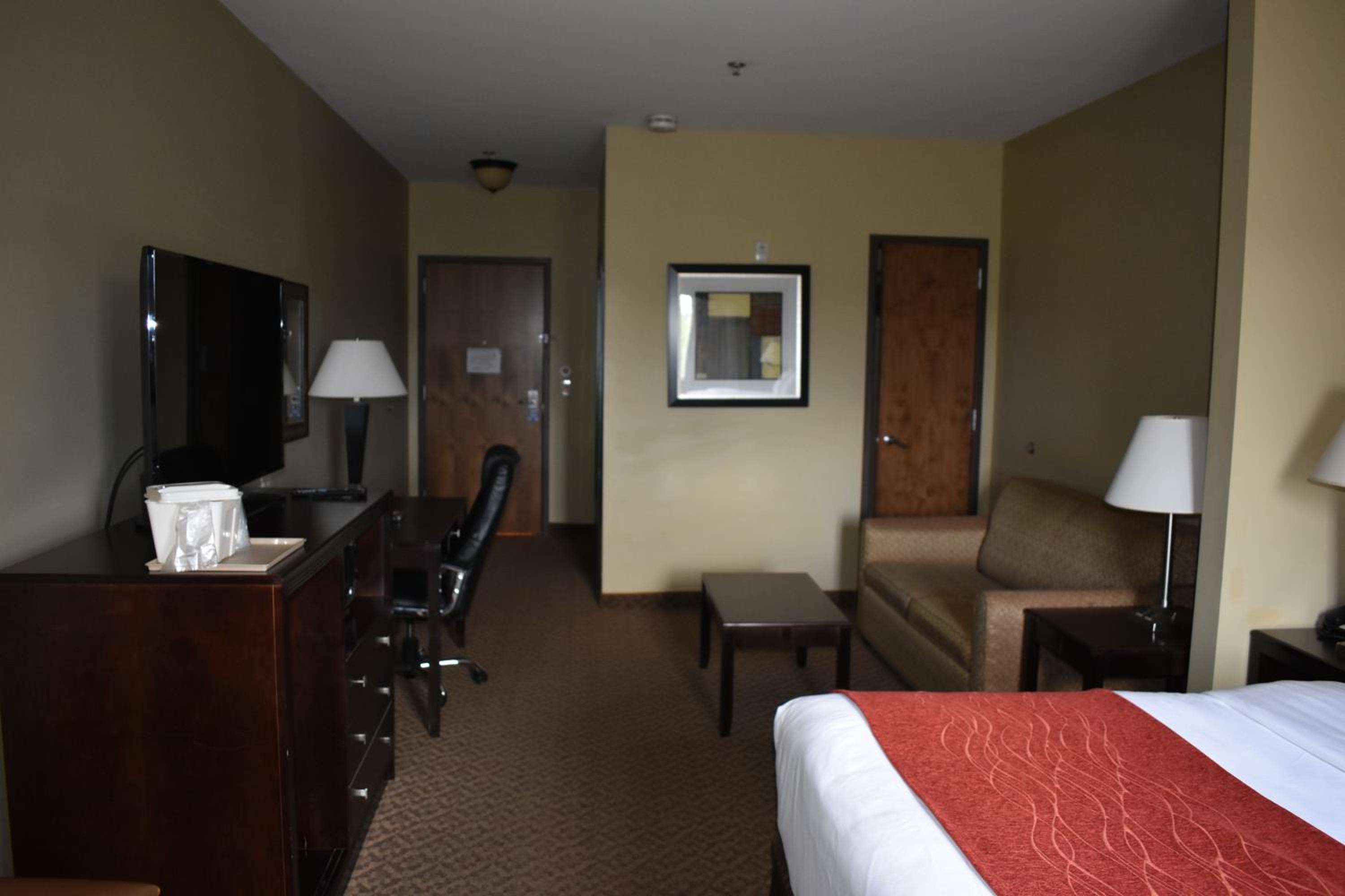 King Suite - Non-Smoking - Photo 2