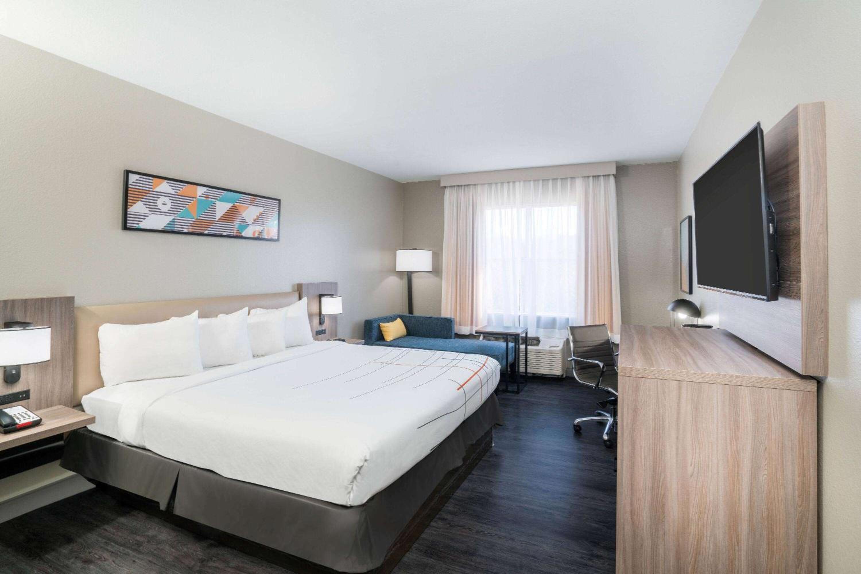 King Room - Non-Smoking - Photo 3
