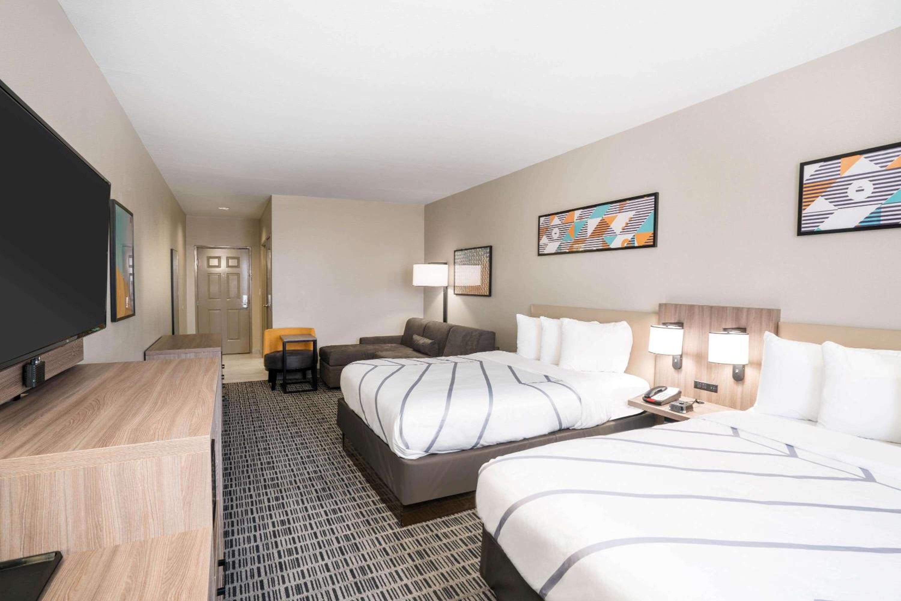 One-Bedroom Suite with Two Queen Beds - Non-Smoking - Photo 2