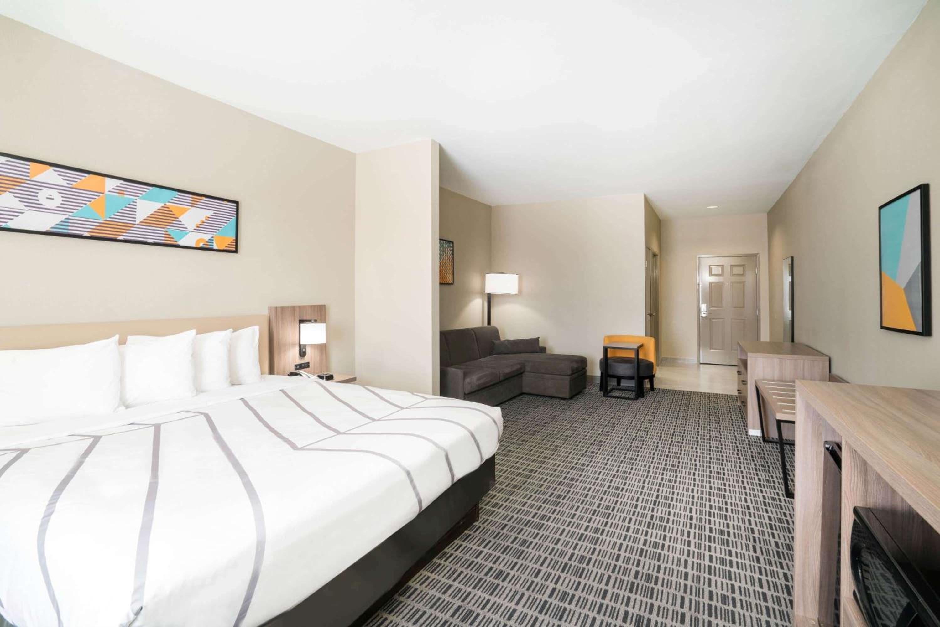 Deluxe King Room - Mobility Access/Non-Smoking - Photo 3