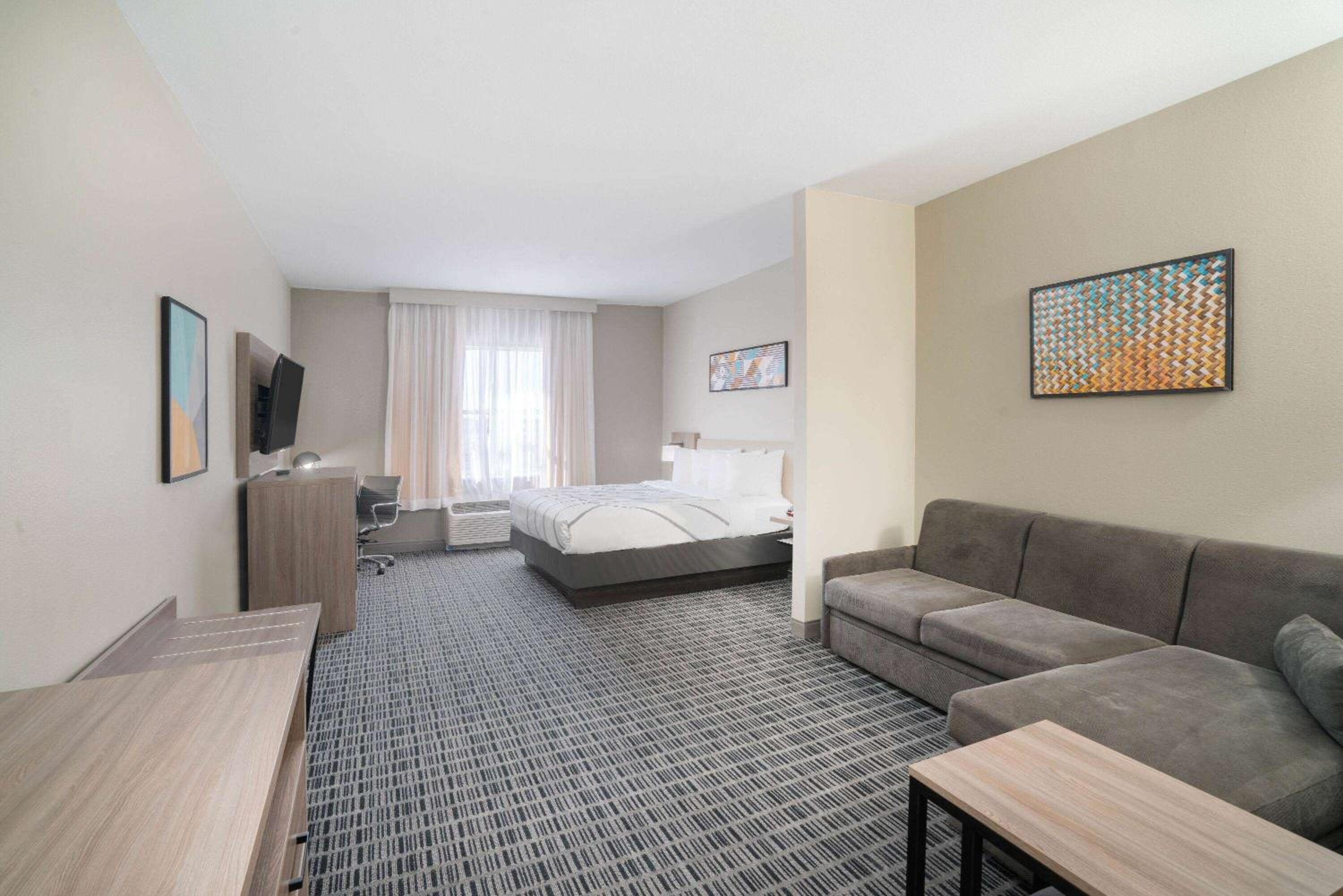 Deluxe King Room - Non-Smoking - Photo 4