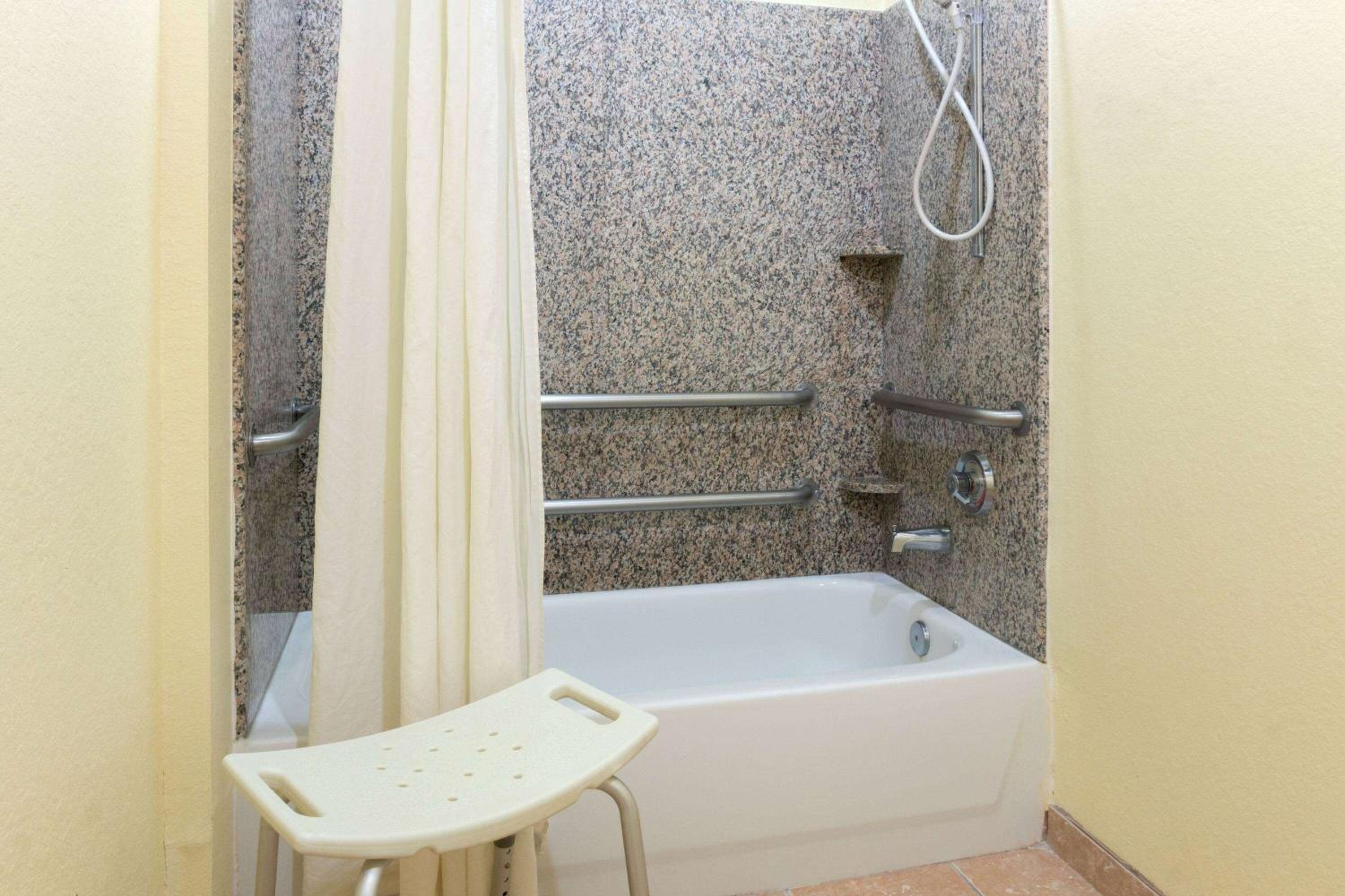 King Room with Bath Tub - Mobility/Hearing Accessible - Non-Smoking - Photo 2