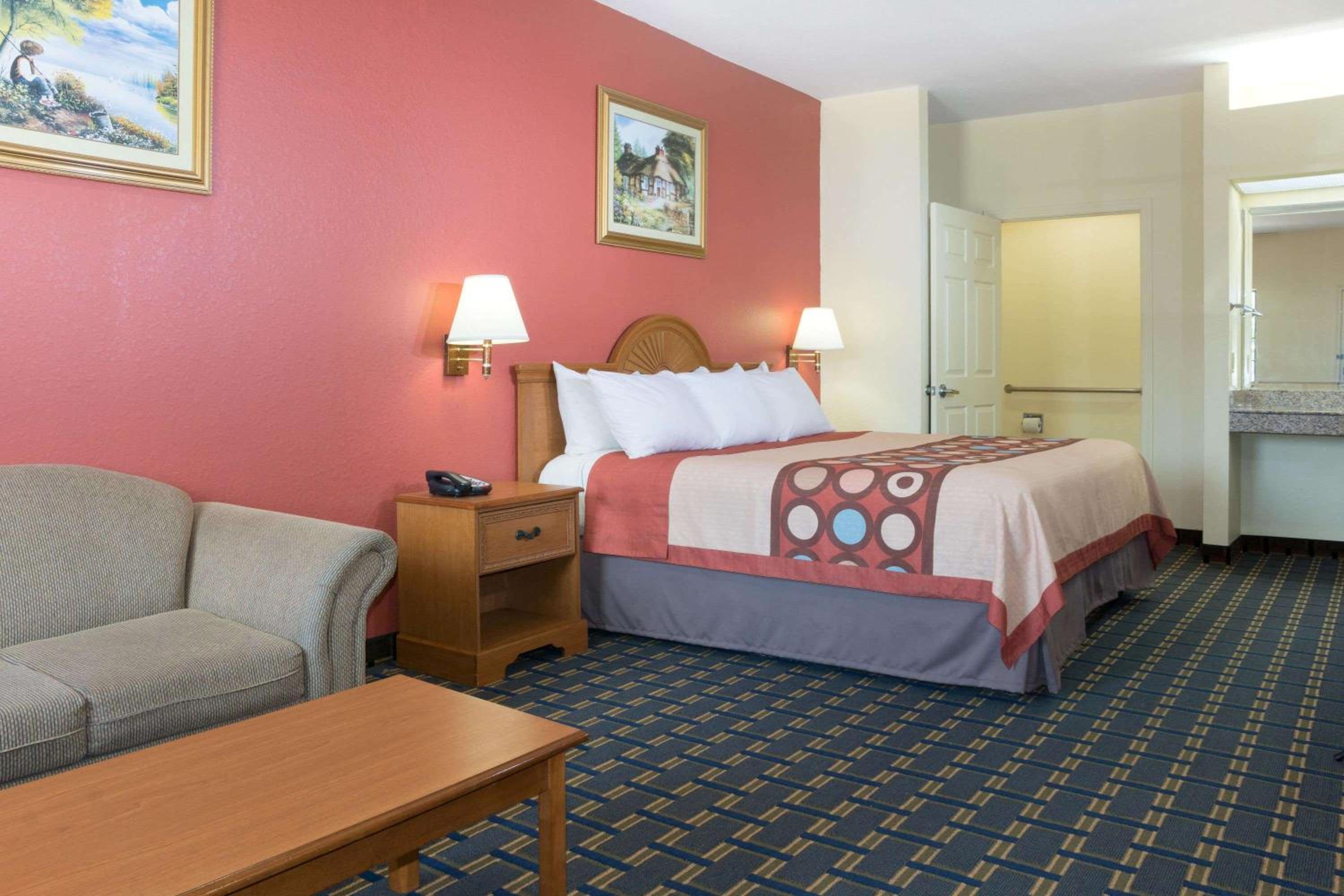 King Room with Bath Tub - Mobility/Hearing Accessible - Non-Smoking - Photo 1