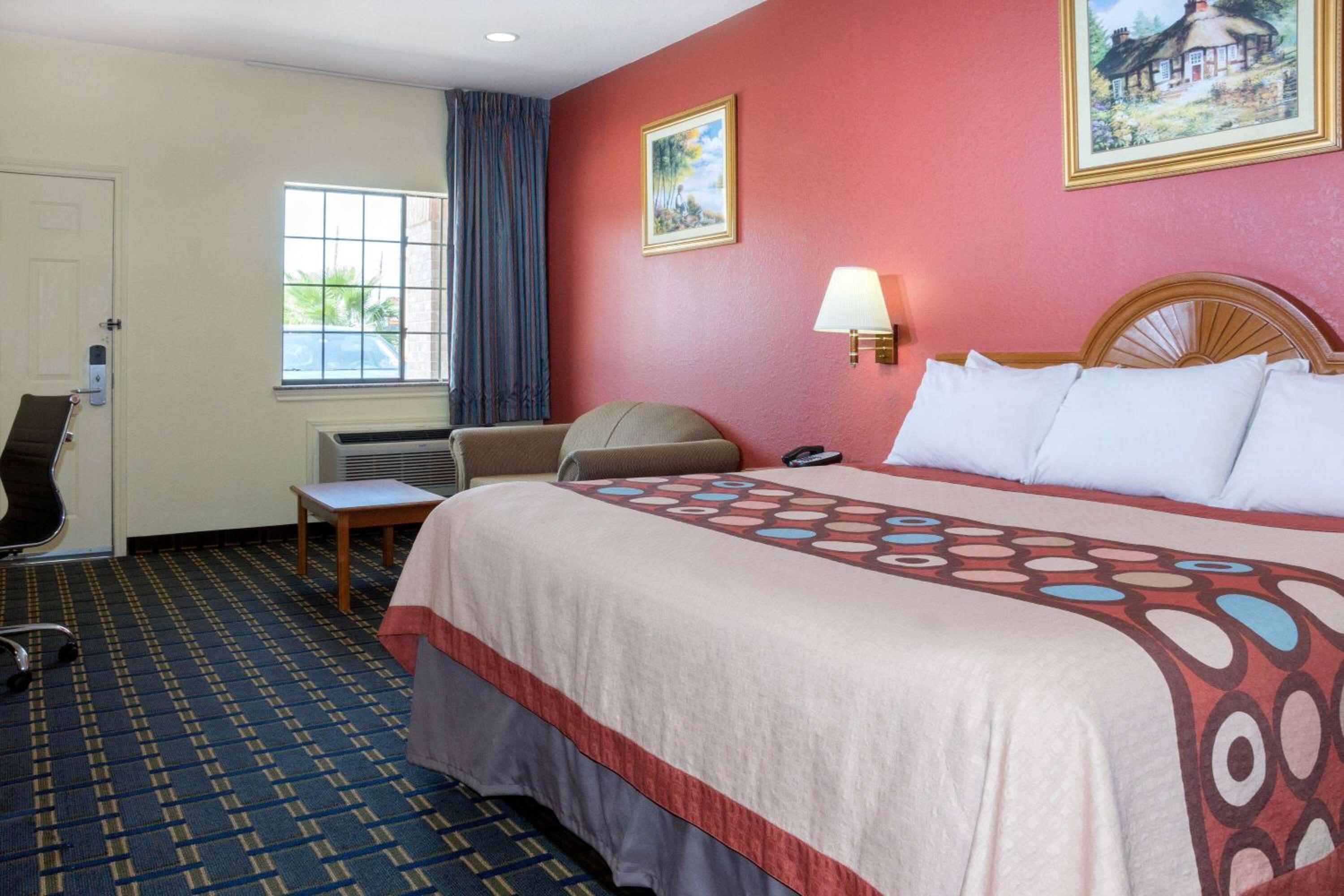 King Room with Bath Tub - Mobility/Hearing Accessible - Non-Smoking - Photo 3